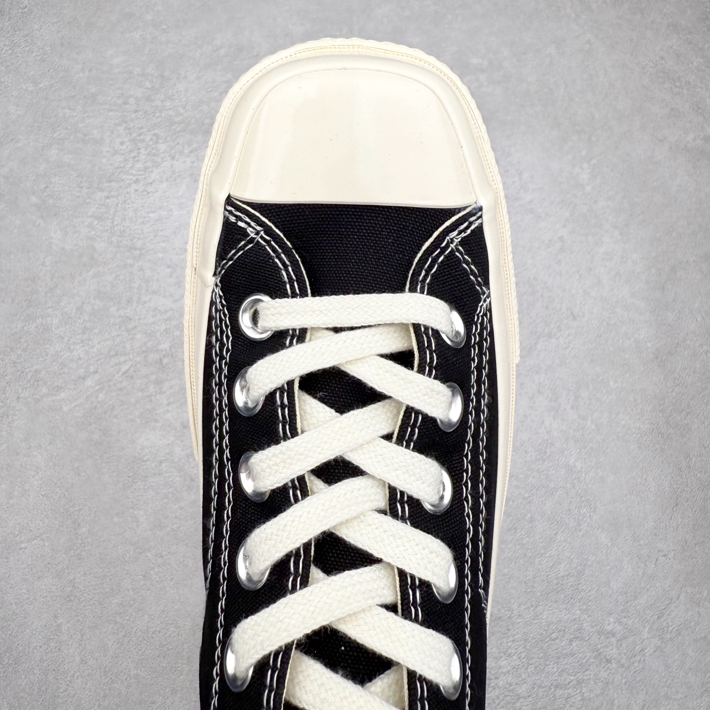 图片[4]-Converse All Star SQUARETOE OX 匡威新款 日本限定 新款方头系列 耐磨低帮男女同款休闲帆布鞋 来自Converse Japan 全新「Square Toe」系列，保留了Chuck Taylor标志性设计，只不过把那个再熟悉不过的圆头，换成了一个干脆利落的「方头」。变化虽小，风格却大不同！ 设计上与早前Rick Owens 的联名方头有几分神似，却更日常、更易穿、更人人皆可驾驭。 值得一提的是，方头造型不仅更有态度，也在前掌预留了更多空间，让穿着体验更加舒适，好看又好穿，真的很难不心动。 货号：31316070 黑白 货号：31316071 白色 货号：31316072 黑武士 货号：31316152 灰褐色 尺码：35 36 37 38 39 40 41 42 43 44 （⚠️方头款尺码比1970s偏大一码）-选品中心