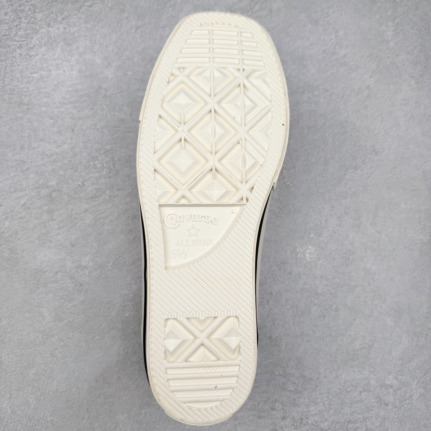 图片[9]-Converse All Star SQUARETOE OX 匡威新款 日本限定 新款方头系列 耐磨低帮男女同款休闲帆布鞋 来自Converse Japan 全新「Square Toe」系列，保留了Chuck Taylor标志性设计，只不过把那个再熟悉不过的圆头，换成了一个干脆利落的「方头」。变化虽小，风格却大不同！ 设计上与早前Rick Owens 的联名方头有几分神似，却更日常、更易穿、更人人皆可驾驭。 值得一提的是，方头造型不仅更有态度，也在前掌预留了更多空间，让穿着体验更加舒适，好看又好穿，真的很难不心动。 货号：31316070 黑白 货号：31316071 白色 货号：31316072 黑武士 货号：31316152 灰褐色 尺码：35 36 37 38 39 40 41 42 43 44 （⚠️方头款尺码比1970s偏大一码）-选品中心