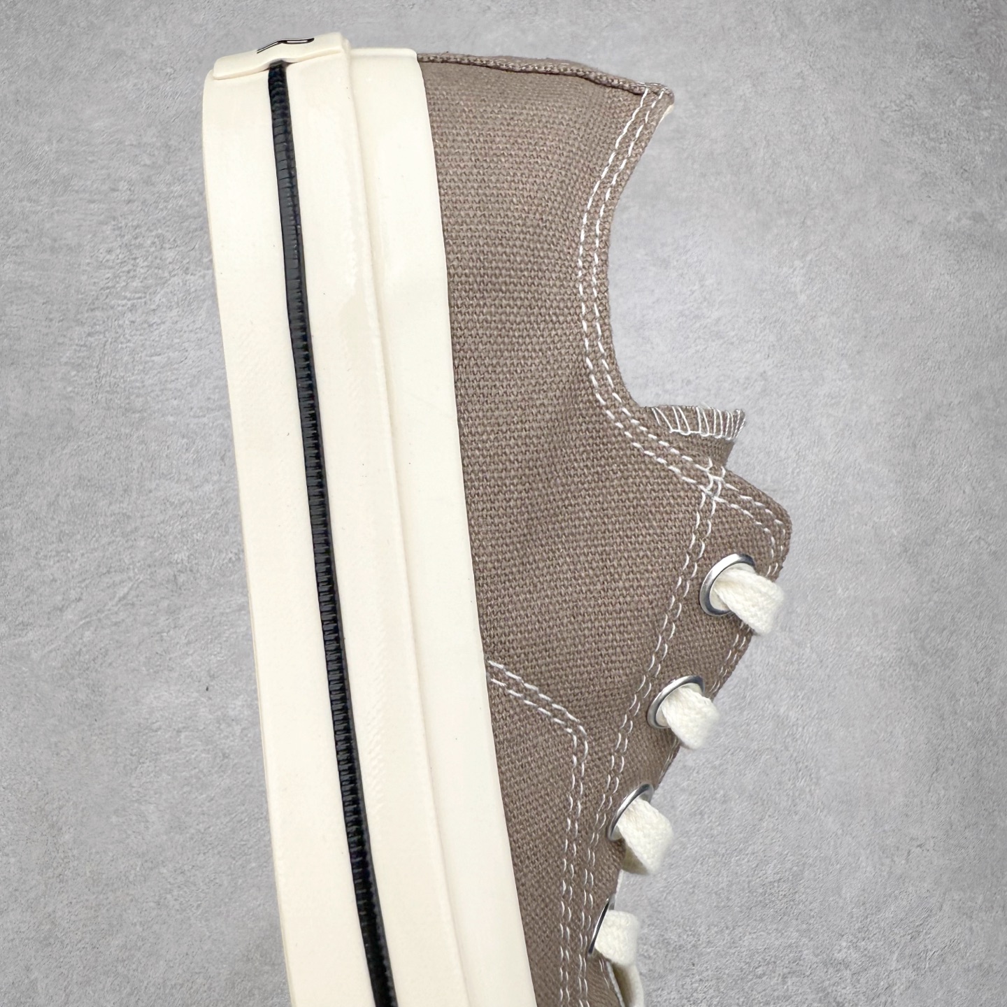 图片[6]-Converse All Star SQUARETOE OX 匡威新款 日本限定 新款方头系列 耐磨低帮男女同款休闲帆布鞋 来自Converse Japan 全新「Square Toe」系列，保留了Chuck Taylor标志性设计，只不过把那个再熟悉不过的圆头，换成了一个干脆利落的「方头」。变化虽小，风格却大不同！ 设计上与早前Rick Owens 的联名方头有几分神似，却更日常、更易穿、更人人皆可驾驭。 值得一提的是，方头造型不仅更有态度，也在前掌预留了更多空间，让穿着体验更加舒适，好看又好穿，真的很难不心动。 货号：31316070 黑白 货号：31316071 白色 货号：31316072 黑武士 货号：31316152 灰褐色 尺码：35 36 37 38 39 40 41 42 43 44 （⚠️方头款尺码比1970s偏大一码）-选品中心