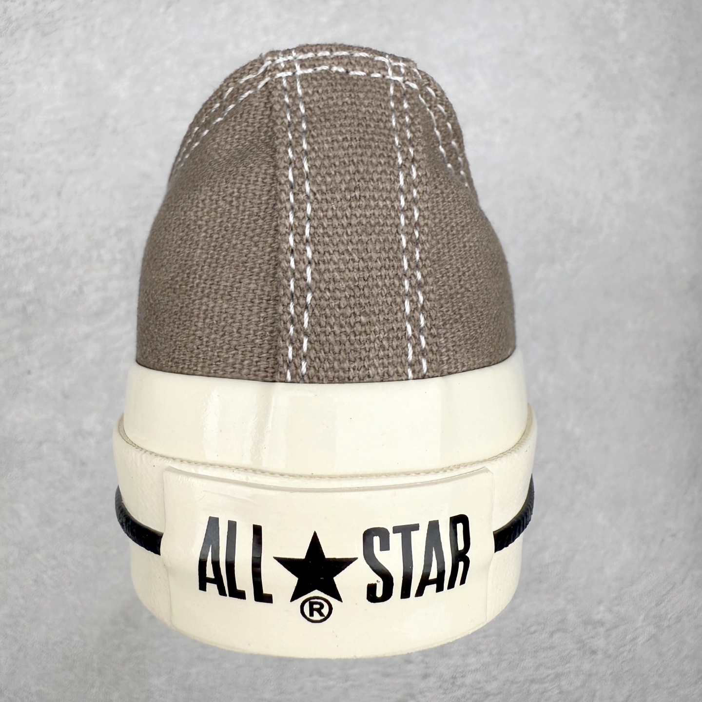 图片[8]-Converse All Star SQUARETOE OX 匡威新款 日本限定 新款方头系列 耐磨低帮男女同款休闲帆布鞋 来自Converse Japan 全新「Square Toe」系列，保留了Chuck Taylor标志性设计，只不过把那个再熟悉不过的圆头，换成了一个干脆利落的「方头」。变化虽小，风格却大不同！ 设计上与早前Rick Owens 的联名方头有几分神似，却更日常、更易穿、更人人皆可驾驭。 值得一提的是，方头造型不仅更有态度，也在前掌预留了更多空间，让穿着体验更加舒适，好看又好穿，真的很难不心动。 货号：31316070 黑白 货号：31316071 白色 货号：31316072 黑武士 货号：31316152 灰褐色 尺码：35 36 37 38 39 40 41 42 43 44 （⚠️方头款尺码比1970s偏大一码）-选品中心