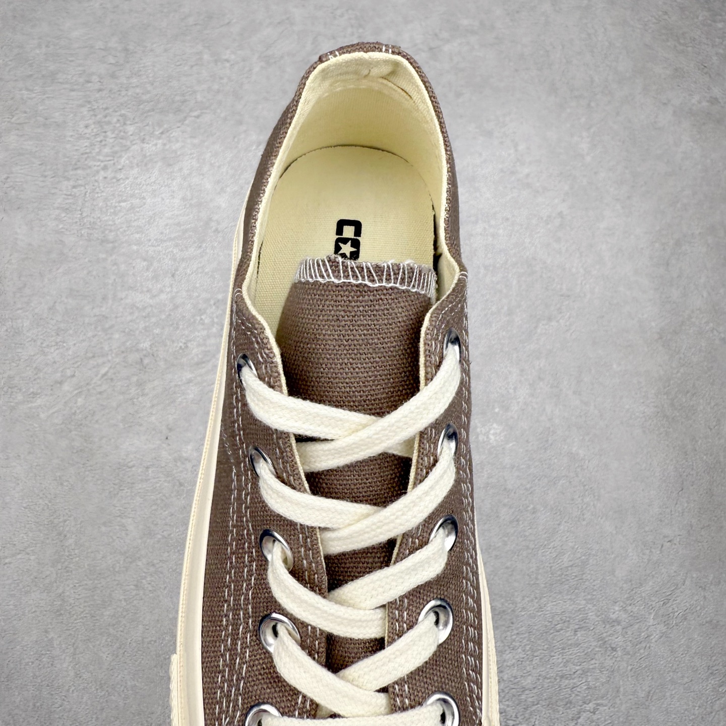 图片[5]-Converse All Star SQUARETOE OX 匡威新款 日本限定 新款方头系列 耐磨低帮男女同款休闲帆布鞋 来自Converse Japan 全新「Square Toe」系列，保留了Chuck Taylor标志性设计，只不过把那个再熟悉不过的圆头，换成了一个干脆利落的「方头」。变化虽小，风格却大不同！ 设计上与早前Rick Owens 的联名方头有几分神似，却更日常、更易穿、更人人皆可驾驭。 值得一提的是，方头造型不仅更有态度，也在前掌预留了更多空间，让穿着体验更加舒适，好看又好穿，真的很难不心动。 货号：31316070 黑白 货号：31316071 白色 货号：31316072 黑武士 货号：31316152 灰褐色 尺码：35 36 37 38 39 40 41 42 43 44 （⚠️方头款尺码比1970s偏大一码）-选品中心