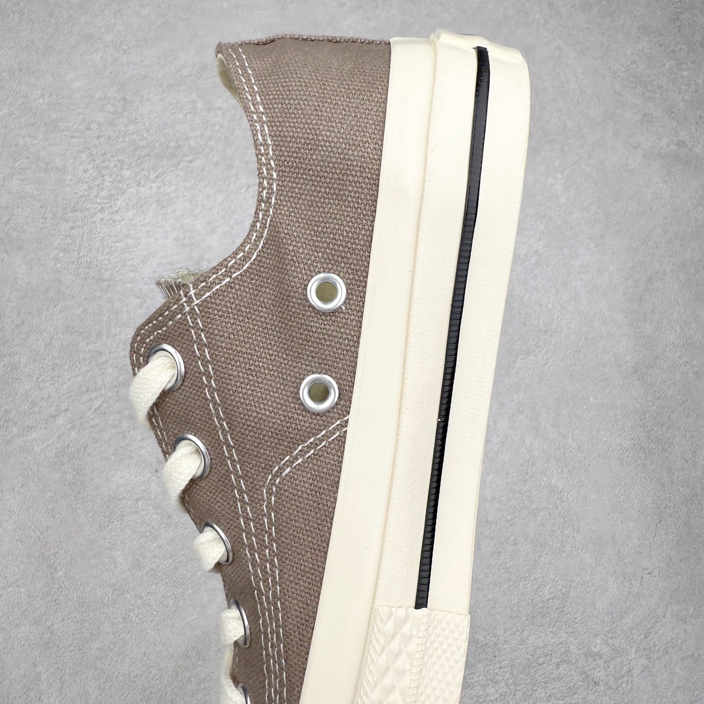 图片[7]-Converse All Star SQUARETOE OX 匡威新款 日本限定 新款方头系列 耐磨低帮男女同款休闲帆布鞋 来自Converse Japan 全新「Square Toe」系列，保留了Chuck Taylor标志性设计，只不过把那个再熟悉不过的圆头，换成了一个干脆利落的「方头」。变化虽小，风格却大不同！ 设计上与早前Rick Owens 的联名方头有几分神似，却更日常、更易穿、更人人皆可驾驭。 值得一提的是，方头造型不仅更有态度，也在前掌预留了更多空间，让穿着体验更加舒适，好看又好穿，真的很难不心动。 货号：31316070 黑白 货号：31316071 白色 货号：31316072 黑武士 货号：31316152 灰褐色 尺码：35 36 37 38 39 40 41 42 43 44 （⚠️方头款尺码比1970s偏大一码）-选品中心