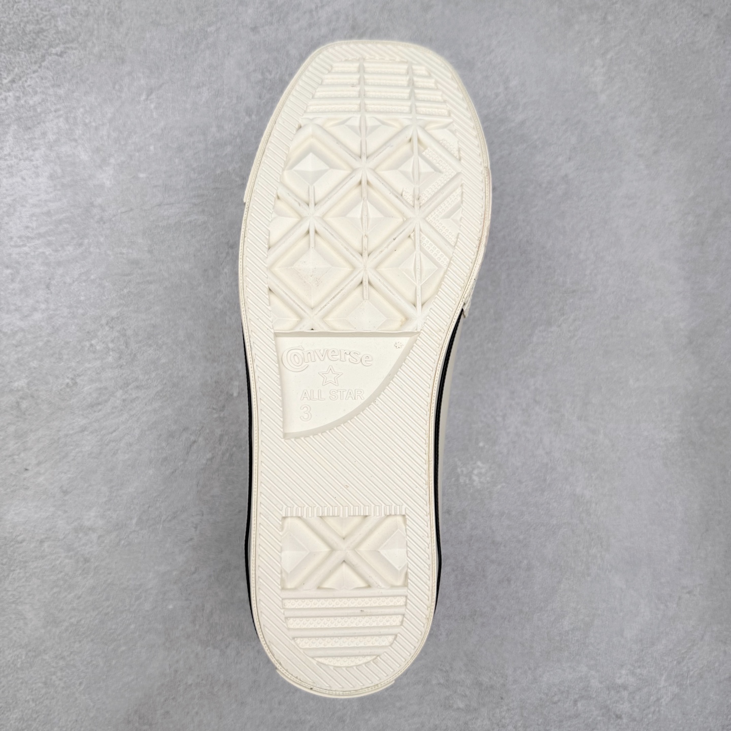 图片[9]-Converse All Star SQUARETOE OX 匡威新款 日本限定 新款方头系列 耐磨低帮男女同款休闲帆布鞋 来自Converse Japan 全新「Square Toe」系列，保留了Chuck Taylor标志性设计，只不过把那个再熟悉不过的圆头，换成了一个干脆利落的「方头」。变化虽小，风格却大不同！ 设计上与早前Rick Owens 的联名方头有几分神似，却更日常、更易穿、更人人皆可驾驭。 值得一提的是，方头造型不仅更有态度，也在前掌预留了更多空间，让穿着体验更加舒适，好看又好穿，真的很难不心动。 货号：31316070 黑白 货号：31316071 白色 货号：31316072 黑武士 货号：31316152 灰褐色 尺码：35 36 37 38 39 40 41 42 43 44 （⚠️方头款尺码比1970s偏大一码）-选品中心