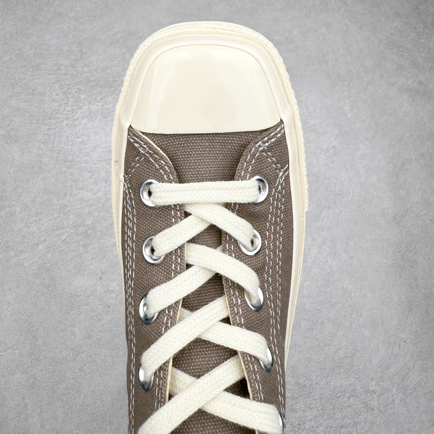 图片[4]-Converse All Star SQUARETOE OX 匡威新款 日本限定 新款方头系列 耐磨低帮男女同款休闲帆布鞋 来自Converse Japan 全新「Square Toe」系列，保留了Chuck Taylor标志性设计，只不过把那个再熟悉不过的圆头，换成了一个干脆利落的「方头」。变化虽小，风格却大不同！ 设计上与早前Rick Owens 的联名方头有几分神似，却更日常、更易穿、更人人皆可驾驭。 值得一提的是，方头造型不仅更有态度，也在前掌预留了更多空间，让穿着体验更加舒适，好看又好穿，真的很难不心动。 货号：31316070 黑白 货号：31316071 白色 货号：31316072 黑武士 货号：31316152 灰褐色 尺码：35 36 37 38 39 40 41 42 43 44 （⚠️方头款尺码比1970s偏大一码）-选品中心