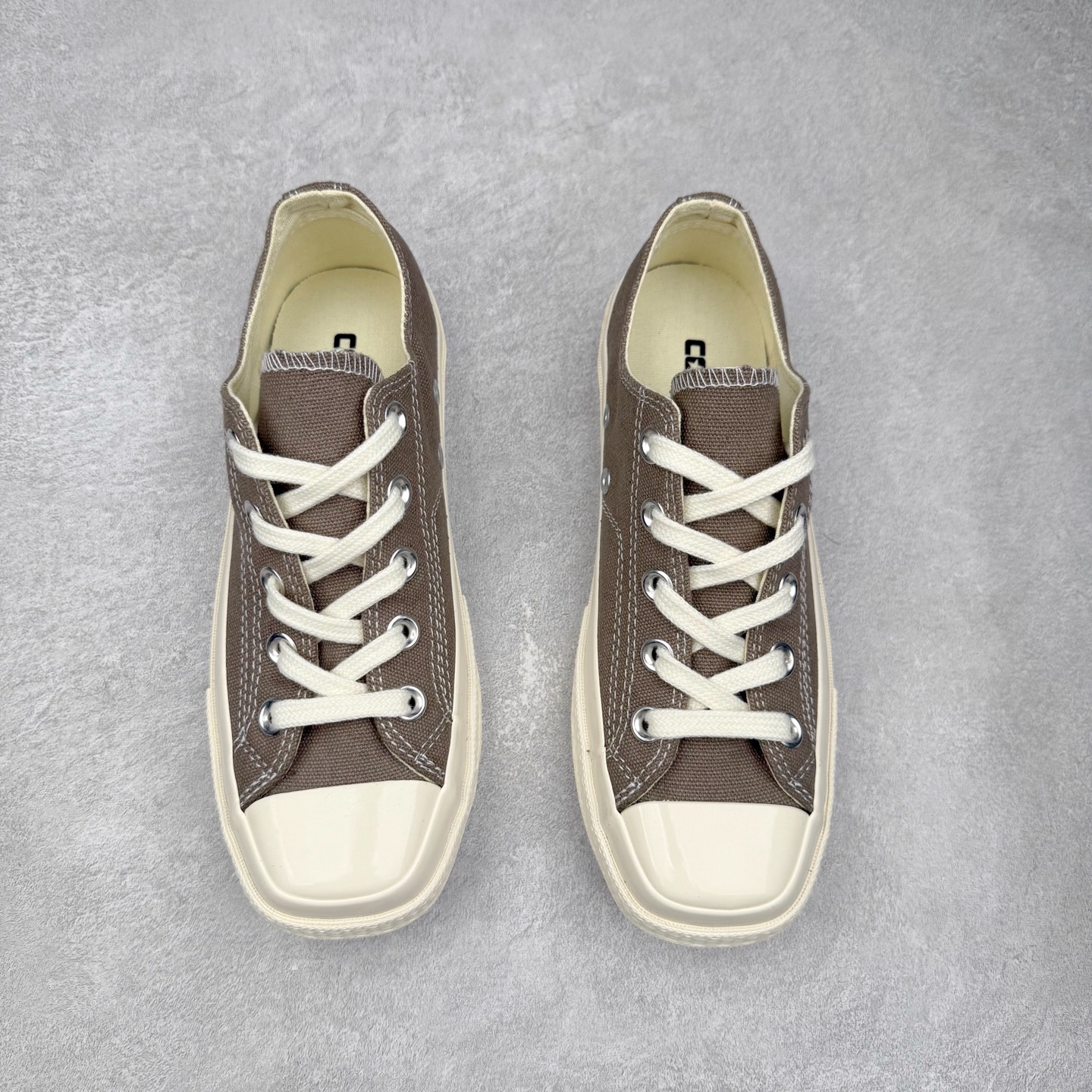 图片[2]-Converse All Star SQUARETOE OX 匡威新款 日本限定 新款方头系列 耐磨低帮男女同款休闲帆布鞋 来自Converse Japan 全新「Square Toe」系列，保留了Chuck Taylor标志性设计，只不过把那个再熟悉不过的圆头，换成了一个干脆利落的「方头」。变化虽小，风格却大不同！ 设计上与早前Rick Owens 的联名方头有几分神似，却更日常、更易穿、更人人皆可驾驭。 值得一提的是，方头造型不仅更有态度，也在前掌预留了更多空间，让穿着体验更加舒适，好看又好穿，真的很难不心动。 货号：31316070 黑白 货号：31316071 白色 货号：31316072 黑武士 货号：31316152 灰褐色 尺码：35 36 37 38 39 40 41 42 43 44 （⚠️方头款尺码比1970s偏大一码）-选品中心