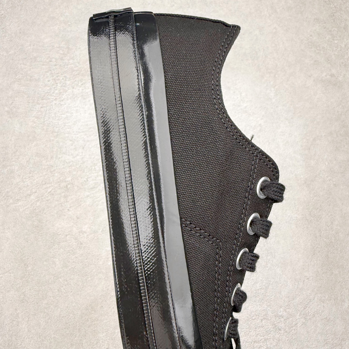 图片[6]-Converse All Star SQUARETOE OX 匡威新款 日本限定 新款方头系列 耐磨低帮男女同款休闲帆布鞋 来自Converse Japan 全新「Square Toe」系列，保留了Chuck Taylor标志性设计，只不过把那个再熟悉不过的圆头，换成了一个干脆利落的「方头」。变化虽小，风格却大不同！ 设计上与早前Rick Owens 的联名方头有几分神似，却更日常、更易穿、更人人皆可驾驭。 值得一提的是，方头造型不仅更有态度，也在前掌预留了更多空间，让穿着体验更加舒适，好看又好穿，真的很难不心动。 货号：31316070 黑白 货号：31316071 白色 货号：31316072 黑武士 货号：31316152 灰褐色 尺码：35 36 37 38 39 40 41 42 43 44 （⚠️方头款尺码比1970s偏大一码）-选品中心