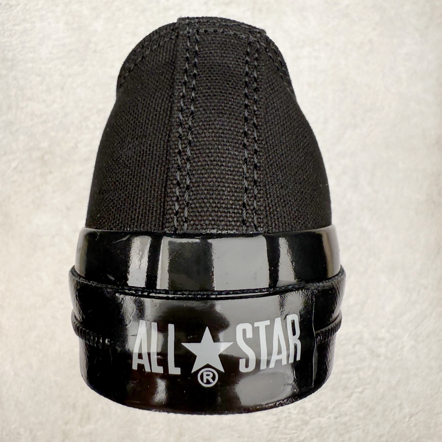 图片[8]-Converse All Star SQUARETOE OX 匡威新款 日本限定 新款方头系列 耐磨低帮男女同款休闲帆布鞋 来自Converse Japan 全新「Square Toe」系列，保留了Chuck Taylor标志性设计，只不过把那个再熟悉不过的圆头，换成了一个干脆利落的「方头」。变化虽小，风格却大不同！ 设计上与早前Rick Owens 的联名方头有几分神似，却更日常、更易穿、更人人皆可驾驭。 值得一提的是，方头造型不仅更有态度，也在前掌预留了更多空间，让穿着体验更加舒适，好看又好穿，真的很难不心动。 货号：31316070 黑白 货号：31316071 白色 货号：31316072 黑武士 货号：31316152 灰褐色 尺码：35 36 37 38 39 40 41 42 43 44 （⚠️方头款尺码比1970s偏大一码）-选品中心