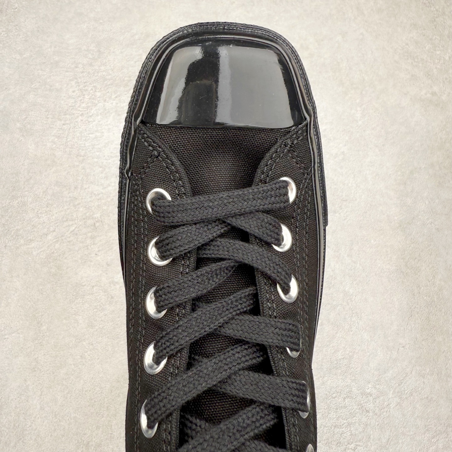 图片[4]-Converse All Star SQUARETOE OX 匡威新款 日本限定 新款方头系列 耐磨低帮男女同款休闲帆布鞋 来自Converse Japan 全新「Square Toe」系列，保留了Chuck Taylor标志性设计，只不过把那个再熟悉不过的圆头，换成了一个干脆利落的「方头」。变化虽小，风格却大不同！ 设计上与早前Rick Owens 的联名方头有几分神似，却更日常、更易穿、更人人皆可驾驭。 值得一提的是，方头造型不仅更有态度，也在前掌预留了更多空间，让穿着体验更加舒适，好看又好穿，真的很难不心动。 货号：31316070 黑白 货号：31316071 白色 货号：31316072 黑武士 货号：31316152 灰褐色 尺码：35 36 37 38 39 40 41 42 43 44 （⚠️方头款尺码比1970s偏大一码）-选品中心