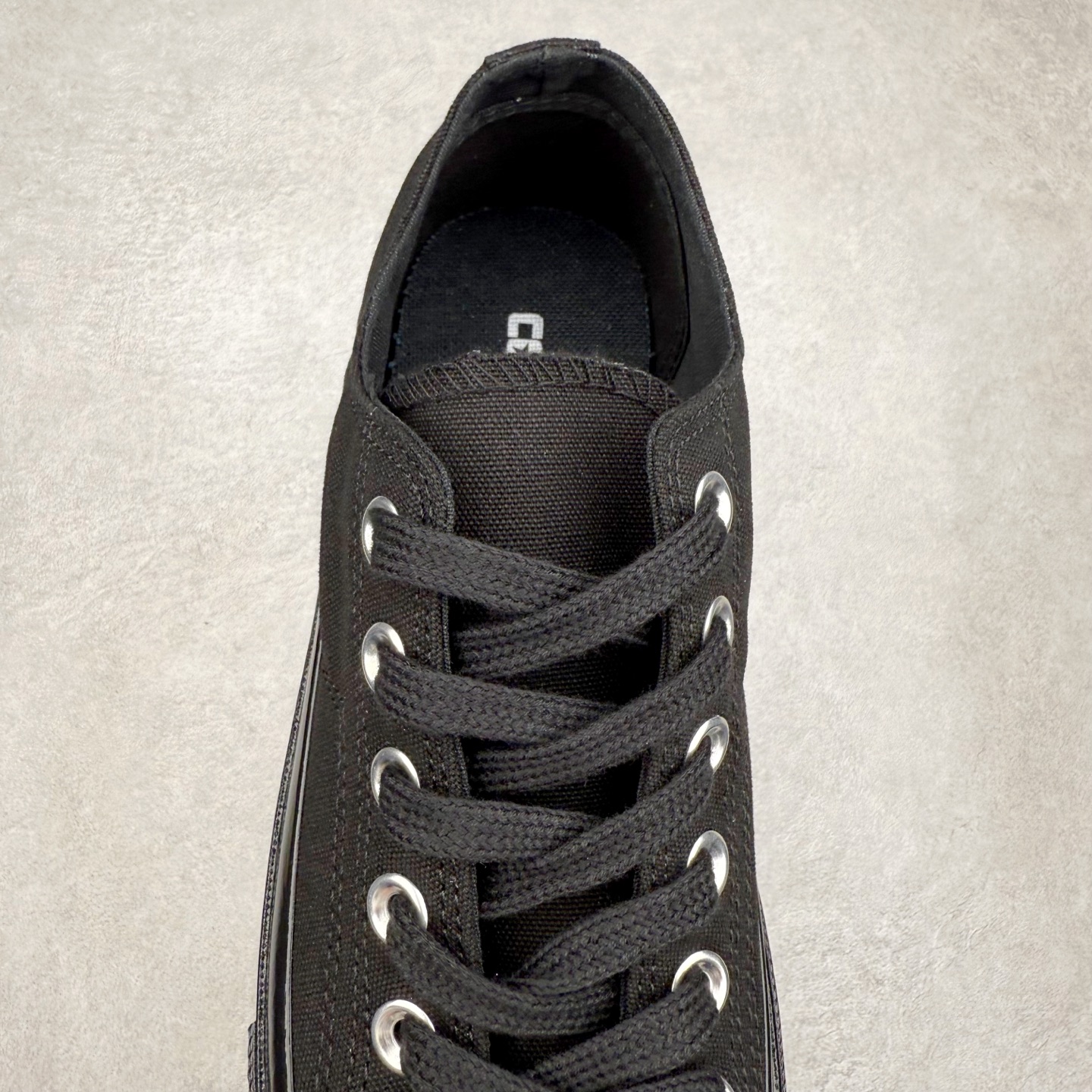 图片[5]-Converse All Star SQUARETOE OX 匡威新款 日本限定 新款方头系列 耐磨低帮男女同款休闲帆布鞋 来自Converse Japan 全新「Square Toe」系列，保留了Chuck Taylor标志性设计，只不过把那个再熟悉不过的圆头，换成了一个干脆利落的「方头」。变化虽小，风格却大不同！ 设计上与早前Rick Owens 的联名方头有几分神似，却更日常、更易穿、更人人皆可驾驭。 值得一提的是，方头造型不仅更有态度，也在前掌预留了更多空间，让穿着体验更加舒适，好看又好穿，真的很难不心动。 货号：31316070 黑白 货号：31316071 白色 货号：31316072 黑武士 货号：31316152 灰褐色 尺码：35 36 37 38 39 40 41 42 43 44 （⚠️方头款尺码比1970s偏大一码）-选品中心
