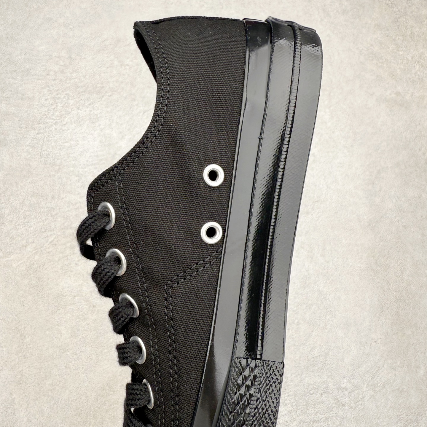 图片[7]-Converse All Star SQUARETOE OX 匡威新款 日本限定 新款方头系列 耐磨低帮男女同款休闲帆布鞋 来自Converse Japan 全新「Square Toe」系列，保留了Chuck Taylor标志性设计，只不过把那个再熟悉不过的圆头，换成了一个干脆利落的「方头」。变化虽小，风格却大不同！ 设计上与早前Rick Owens 的联名方头有几分神似，却更日常、更易穿、更人人皆可驾驭。 值得一提的是，方头造型不仅更有态度，也在前掌预留了更多空间，让穿着体验更加舒适，好看又好穿，真的很难不心动。 货号：31316070 黑白 货号：31316071 白色 货号：31316072 黑武士 货号：31316152 灰褐色 尺码：35 36 37 38 39 40 41 42 43 44 （⚠️方头款尺码比1970s偏大一码）-选品中心