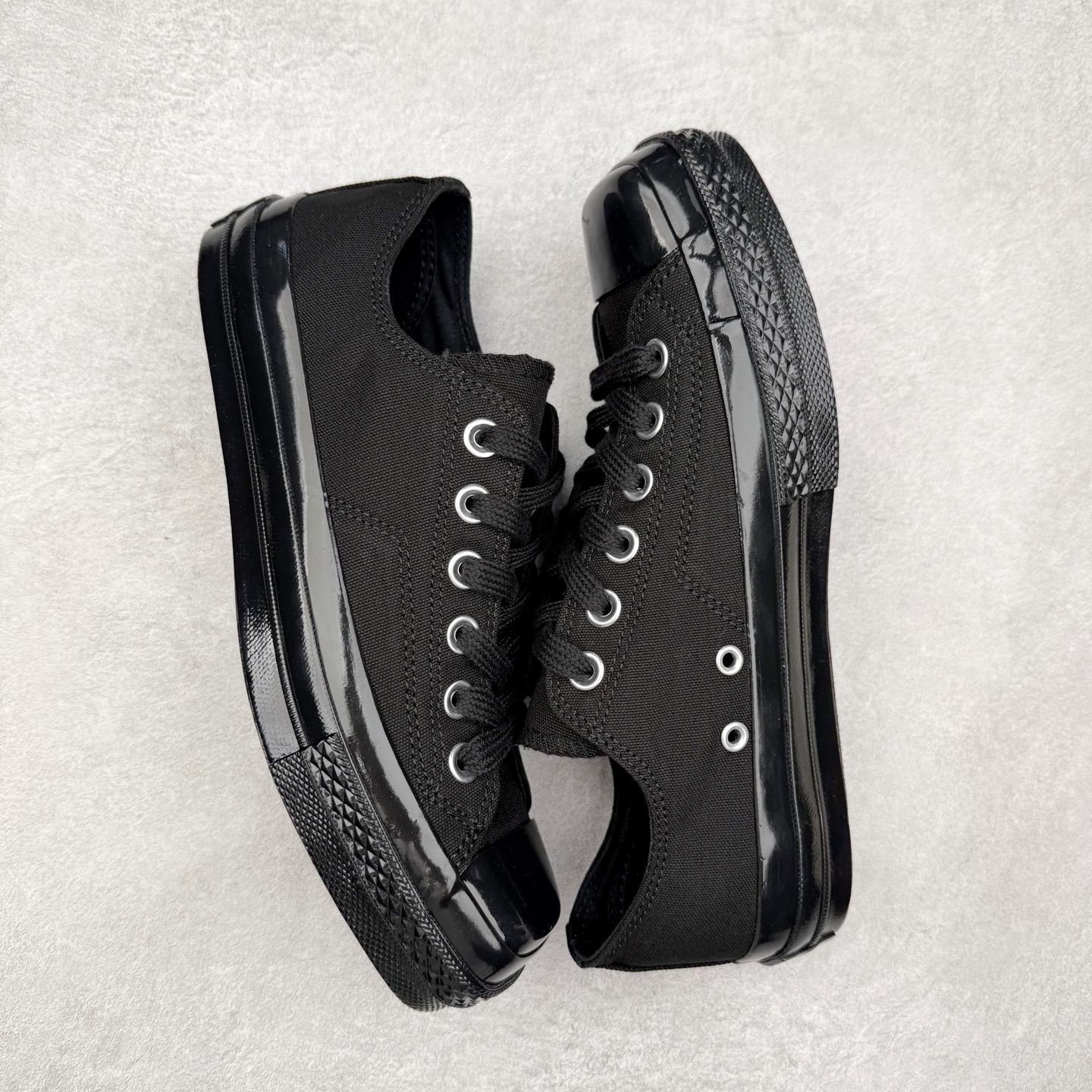 图片[3]-Converse All Star SQUARETOE OX 匡威新款 日本限定 新款方头系列 耐磨低帮男女同款休闲帆布鞋 来自Converse Japan 全新「Square Toe」系列，保留了Chuck Taylor标志性设计，只不过把那个再熟悉不过的圆头，换成了一个干脆利落的「方头」。变化虽小，风格却大不同！ 设计上与早前Rick Owens 的联名方头有几分神似，却更日常、更易穿、更人人皆可驾驭。 值得一提的是，方头造型不仅更有态度，也在前掌预留了更多空间，让穿着体验更加舒适，好看又好穿，真的很难不心动。 货号：31316070 黑白 货号：31316071 白色 货号：31316072 黑武士 货号：31316152 灰褐色 尺码：35 36 37 38 39 40 41 42 43 44 （⚠️方头款尺码比1970s偏大一码）-选品中心