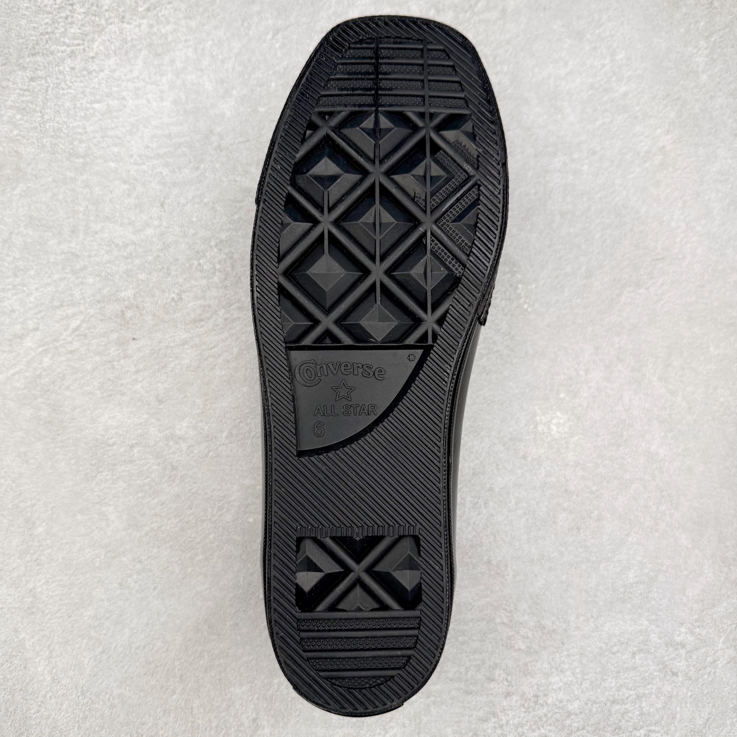 图片[9]-Converse All Star SQUARETOE OX 匡威新款 日本限定 新款方头系列 耐磨低帮男女同款休闲帆布鞋 来自Converse Japan 全新「Square Toe」系列，保留了Chuck Taylor标志性设计，只不过把那个再熟悉不过的圆头，换成了一个干脆利落的「方头」。变化虽小，风格却大不同！ 设计上与早前Rick Owens 的联名方头有几分神似，却更日常、更易穿、更人人皆可驾驭。 值得一提的是，方头造型不仅更有态度，也在前掌预留了更多空间，让穿着体验更加舒适，好看又好穿，真的很难不心动。 货号：31316070 黑白 货号：31316071 白色 货号：31316072 黑武士 货号：31316152 灰褐色 尺码：35 36 37 38 39 40 41 42 43 44 （⚠️方头款尺码比1970s偏大一码）-选品中心