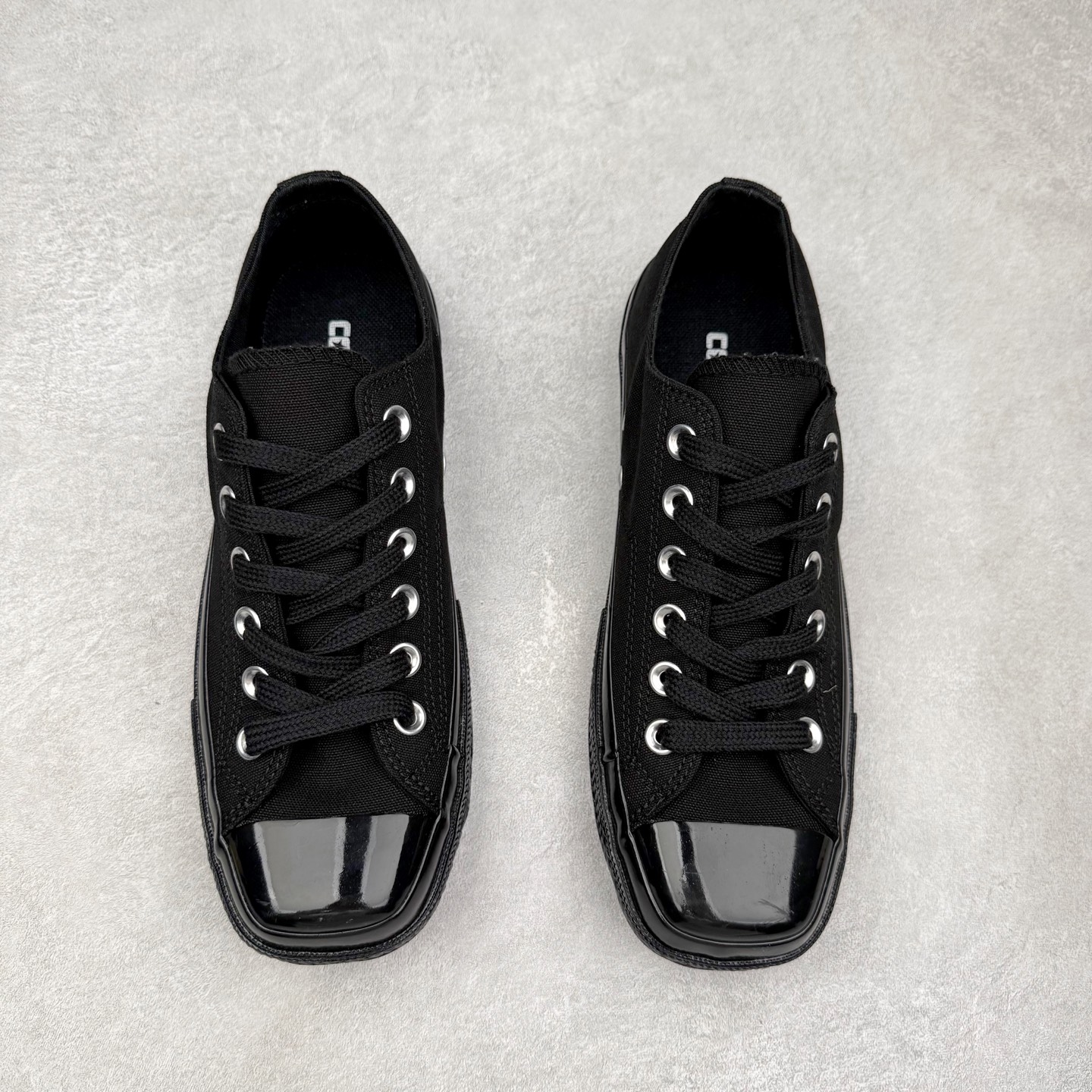 图片[2]-Converse All Star SQUARETOE OX 匡威新款 日本限定 新款方头系列 耐磨低帮男女同款休闲帆布鞋 来自Converse Japan 全新「Square Toe」系列，保留了Chuck Taylor标志性设计，只不过把那个再熟悉不过的圆头，换成了一个干脆利落的「方头」。变化虽小，风格却大不同！ 设计上与早前Rick Owens 的联名方头有几分神似，却更日常、更易穿、更人人皆可驾驭。 值得一提的是，方头造型不仅更有态度，也在前掌预留了更多空间，让穿着体验更加舒适，好看又好穿，真的很难不心动。 货号：31316070 黑白 货号：31316071 白色 货号：31316072 黑武士 货号：31316152 灰褐色 尺码：35 36 37 38 39 40 41 42 43 44 （⚠️方头款尺码比1970s偏大一码）-选品中心