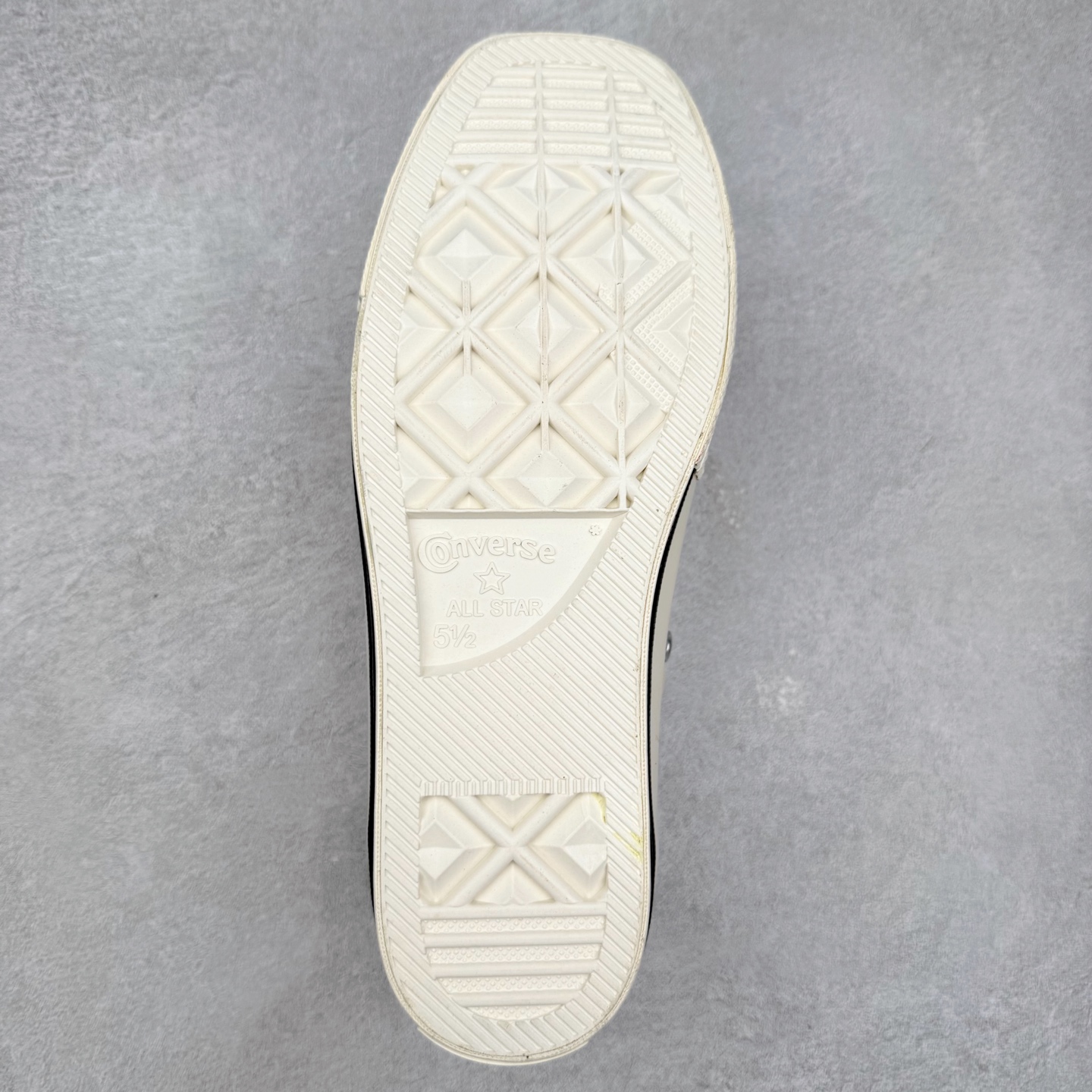 图片[9]-Converse All Star SQUARETOE OX 匡威新款 日本限定 新款方头系列 耐磨低帮男女同款休闲帆布鞋 来自Converse Japan 全新「Square Toe」系列，保留了Chuck Taylor标志性设计，只不过把那个再熟悉不过的圆头，换成了一个干脆利落的「方头」。变化虽小，风格却大不同！ 设计上与早前Rick Owens 的联名方头有几分神似，却更日常、更易穿、更人人皆可驾驭。 值得一提的是，方头造型不仅更有态度，也在前掌预留了更多空间，让穿着体验更加舒适，好看又好穿，真的很难不心动。 货号：31316070 黑白 货号：31316071 白色 货号：31316072 黑武士 货号：31316152 灰褐色 尺码：35 36 37 38 39 40 41 42 43 44 （⚠️方头款尺码比1970s偏大一码）-选品中心