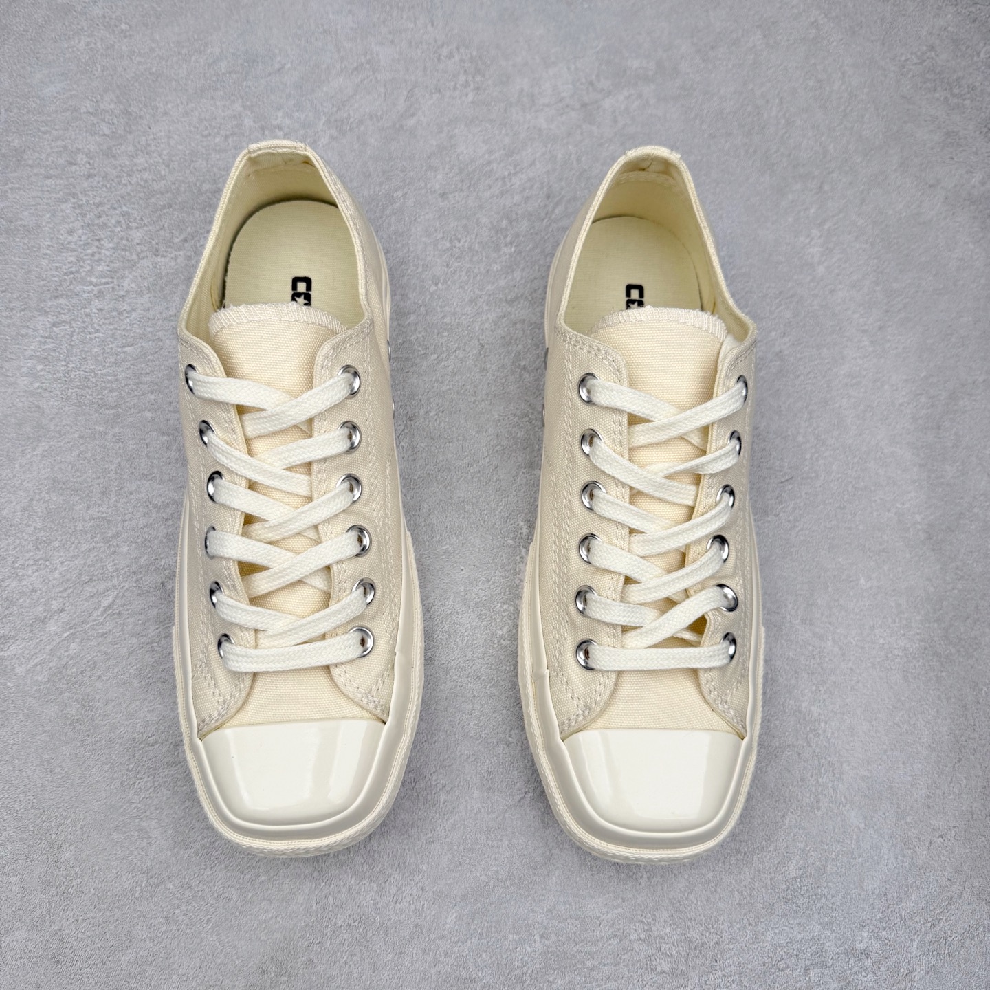 图片[2]-Converse All Star SQUARETOE OX 匡威新款 日本限定 新款方头系列 耐磨低帮男女同款休闲帆布鞋 来自Converse Japan 全新「Square Toe」系列，保留了Chuck Taylor标志性设计，只不过把那个再熟悉不过的圆头，换成了一个干脆利落的「方头」。变化虽小，风格却大不同！ 设计上与早前Rick Owens 的联名方头有几分神似，却更日常、更易穿、更人人皆可驾驭。 值得一提的是，方头造型不仅更有态度，也在前掌预留了更多空间，让穿着体验更加舒适，好看又好穿，真的很难不心动。 货号：31316070 黑白 货号：31316071 白色 货号：31316072 黑武士 货号：31316152 灰褐色 尺码：35 36 37 38 39 40 41 42 43 44 （⚠️方头款尺码比1970s偏大一码）-选品中心