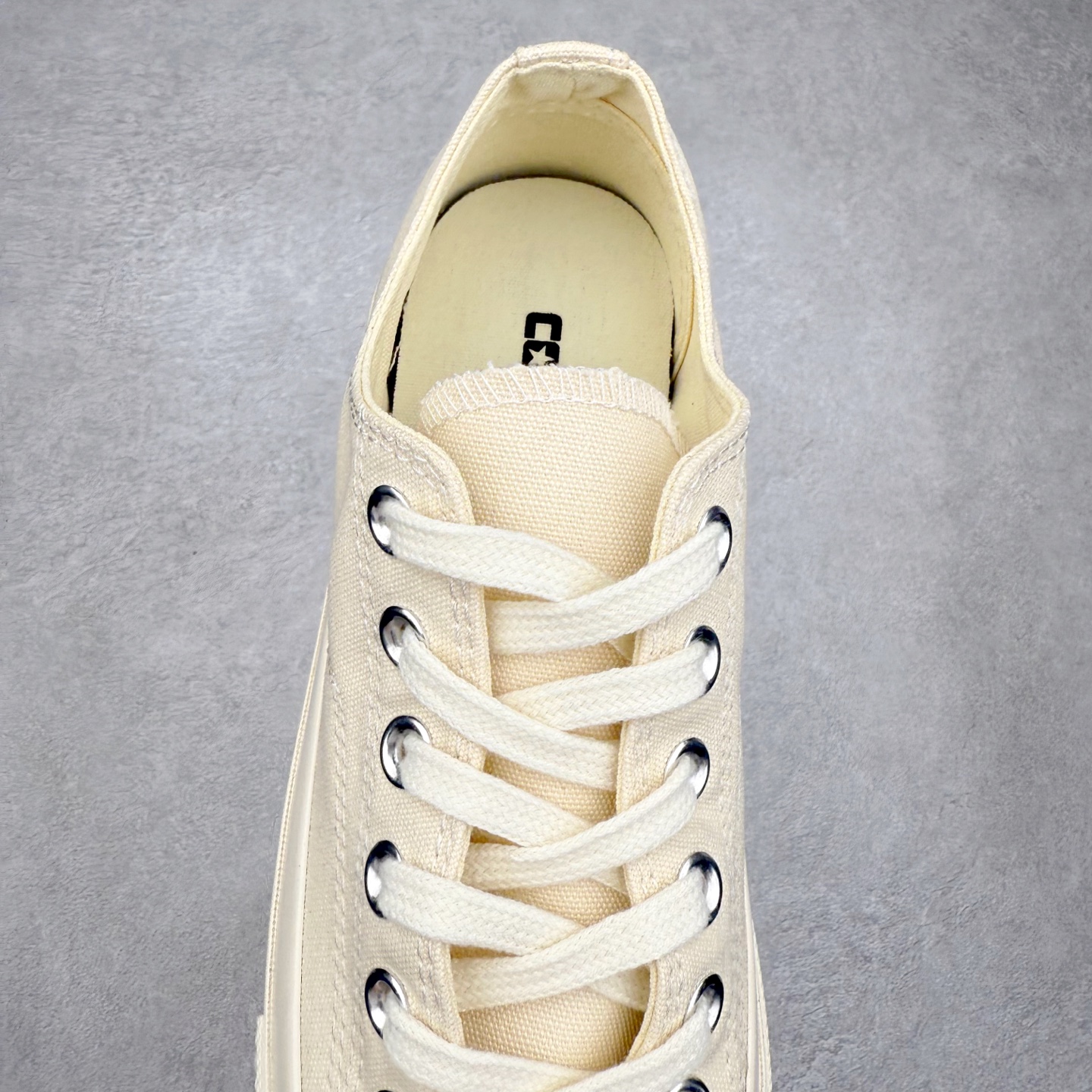 图片[5]-Converse All Star SQUARETOE OX 匡威新款 日本限定 新款方头系列 耐磨低帮男女同款休闲帆布鞋 来自Converse Japan 全新「Square Toe」系列，保留了Chuck Taylor标志性设计，只不过把那个再熟悉不过的圆头，换成了一个干脆利落的「方头」。变化虽小，风格却大不同！ 设计上与早前Rick Owens 的联名方头有几分神似，却更日常、更易穿、更人人皆可驾驭。 值得一提的是，方头造型不仅更有态度，也在前掌预留了更多空间，让穿着体验更加舒适，好看又好穿，真的很难不心动。 货号：31316070 黑白 货号：31316071 白色 货号：31316072 黑武士 货号：31316152 灰褐色 尺码：35 36 37 38 39 40 41 42 43 44 （⚠️方头款尺码比1970s偏大一码）-选品中心