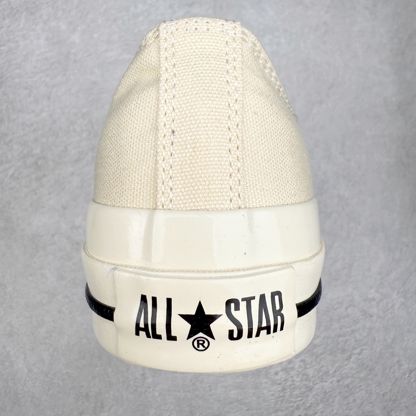 图片[8]-Converse All Star SQUARETOE OX 匡威新款 日本限定 新款方头系列 耐磨低帮男女同款休闲帆布鞋 来自Converse Japan 全新「Square Toe」系列，保留了Chuck Taylor标志性设计，只不过把那个再熟悉不过的圆头，换成了一个干脆利落的「方头」。变化虽小，风格却大不同！ 设计上与早前Rick Owens 的联名方头有几分神似，却更日常、更易穿、更人人皆可驾驭。 值得一提的是，方头造型不仅更有态度，也在前掌预留了更多空间，让穿着体验更加舒适，好看又好穿，真的很难不心动。 货号：31316070 黑白 货号：31316071 白色 货号：31316072 黑武士 货号：31316152 灰褐色 尺码：35 36 37 38 39 40 41 42 43 44 （⚠️方头款尺码比1970s偏大一码）-选品中心