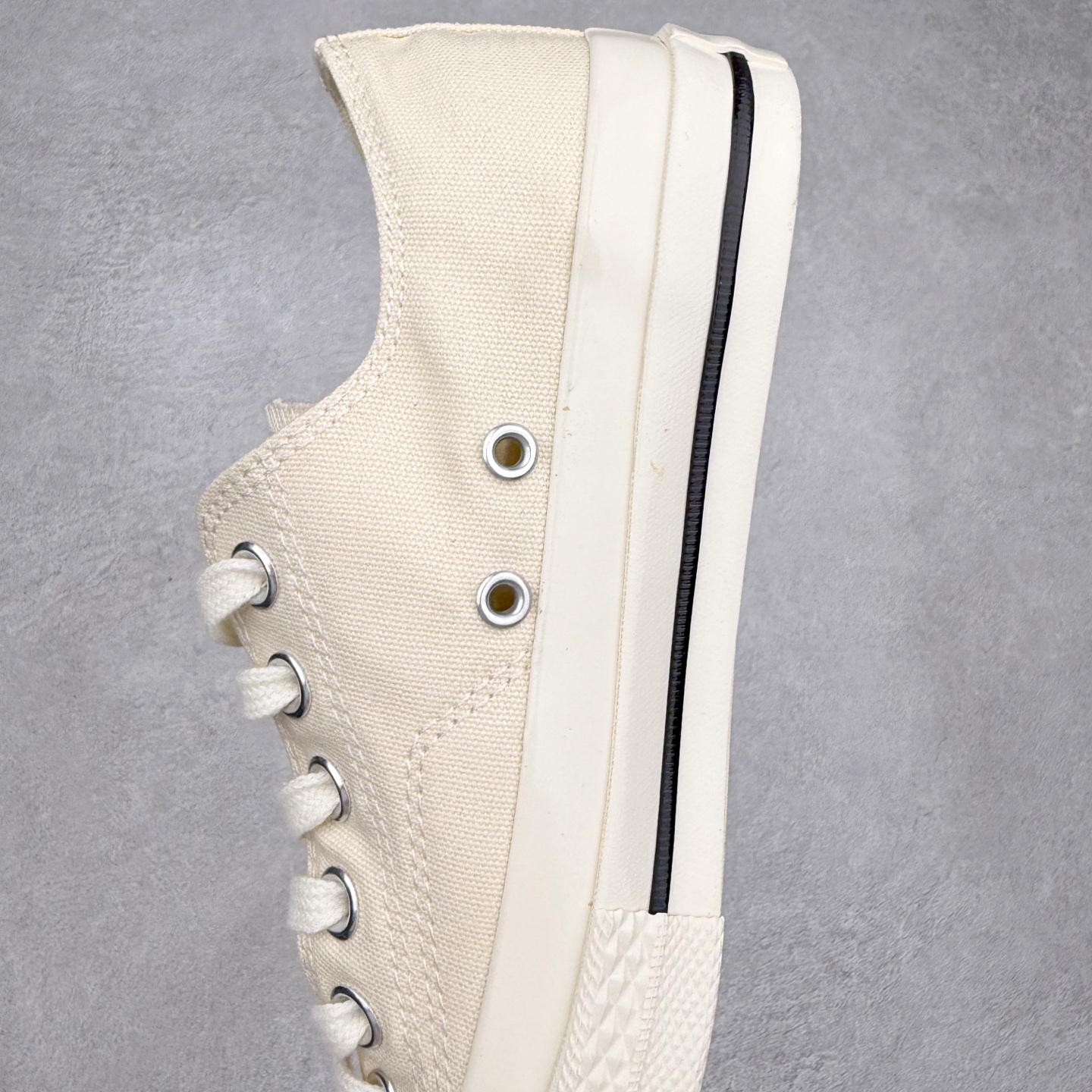 图片[7]-Converse All Star SQUARETOE OX 匡威新款 日本限定 新款方头系列 耐磨低帮男女同款休闲帆布鞋 来自Converse Japan 全新「Square Toe」系列，保留了Chuck Taylor标志性设计，只不过把那个再熟悉不过的圆头，换成了一个干脆利落的「方头」。变化虽小，风格却大不同！ 设计上与早前Rick Owens 的联名方头有几分神似，却更日常、更易穿、更人人皆可驾驭。 值得一提的是，方头造型不仅更有态度，也在前掌预留了更多空间，让穿着体验更加舒适，好看又好穿，真的很难不心动。 货号：31316070 黑白 货号：31316071 白色 货号：31316072 黑武士 货号：31316152 灰褐色 尺码：35 36 37 38 39 40 41 42 43 44 （⚠️方头款尺码比1970s偏大一码）-选品中心