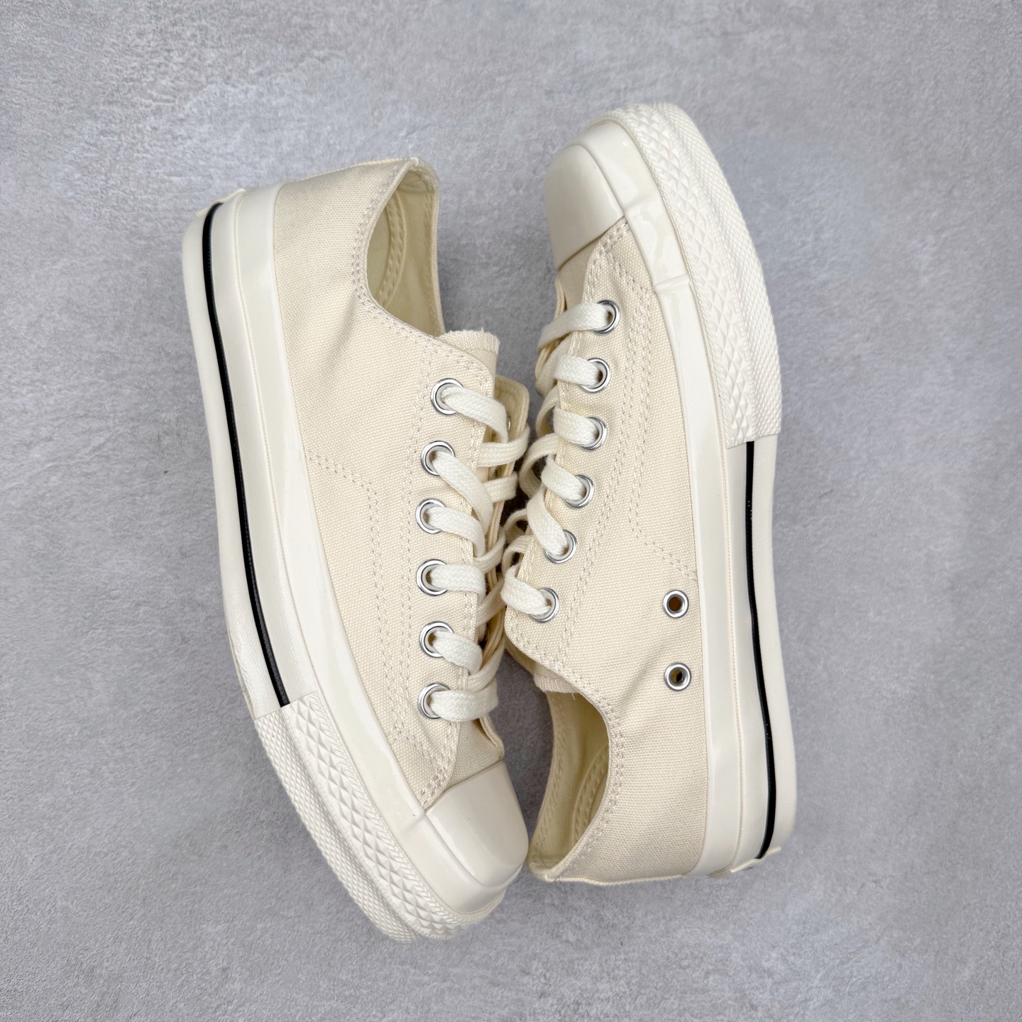 图片[3]-Converse All Star SQUARETOE OX 匡威新款 日本限定 新款方头系列 耐磨低帮男女同款休闲帆布鞋 来自Converse Japan 全新「Square Toe」系列，保留了Chuck Taylor标志性设计，只不过把那个再熟悉不过的圆头，换成了一个干脆利落的「方头」。变化虽小，风格却大不同！ 设计上与早前Rick Owens 的联名方头有几分神似，却更日常、更易穿、更人人皆可驾驭。 值得一提的是，方头造型不仅更有态度，也在前掌预留了更多空间，让穿着体验更加舒适，好看又好穿，真的很难不心动。 货号：31316070 黑白 货号：31316071 白色 货号：31316072 黑武士 货号：31316152 灰褐色 尺码：35 36 37 38 39 40 41 42 43 44 （⚠️方头款尺码比1970s偏大一码）-选品中心