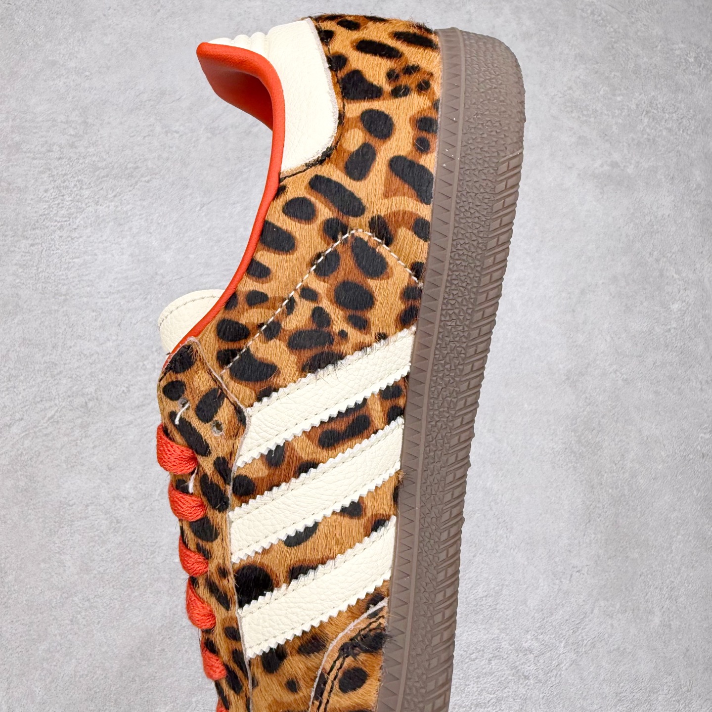 图片[7]-AD Original Samba OG 复古经典轻便板鞋 JI2734 口碑大厂出品 品控大底版型不断改良更新 全套原纸板楦头开发 确保原汁原味 完美呈现桑巴版型 一比一鞋头弧度高度鞋身弧度 此版本只针对中端市场 皮料材质有所更替 其他数据细节工艺流程均保持一致 绝不口嗨 细节品控鞋型随意对比 正确烫金高频细节 原装纳米超迁皮料 独家私模橡胶大底 原盒原配 这款桑巴鞋展示了高质量的工艺 带有装饰的超锁缝制和无缝的手感 柔软、柔软的皮革造型和标志性的3条纹完成了精致的外观 正规合身鞋带 鞋面上有绒面鞋垫 橡胶鞋底 享受正畸套筒软感 自50年代首次亮相以来就一直在赢得粉丝的青睐 尺码：35.5 36 36.5 37.5 38 38.5 39 40 40.5 41 42 42.5 43 44 44.5 45-选品中心