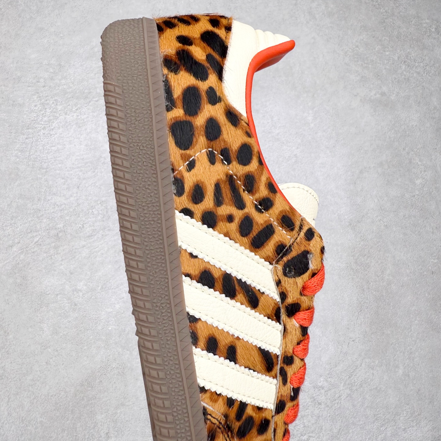 图片[6]-AD Original Samba OG 复古经典轻便板鞋 JI2734 口碑大厂出品 品控大底版型不断改良更新 全套原纸板楦头开发 确保原汁原味 完美呈现桑巴版型 一比一鞋头弧度高度鞋身弧度 此版本只针对中端市场 皮料材质有所更替 其他数据细节工艺流程均保持一致 绝不口嗨 细节品控鞋型随意对比 正确烫金高频细节 原装纳米超迁皮料 独家私模橡胶大底 原盒原配 这款桑巴鞋展示了高质量的工艺 带有装饰的超锁缝制和无缝的手感 柔软、柔软的皮革造型和标志性的3条纹完成了精致的外观 正规合身鞋带 鞋面上有绒面鞋垫 橡胶鞋底 享受正畸套筒软感 自50年代首次亮相以来就一直在赢得粉丝的青睐 尺码：35.5 36 36.5 37.5 38 38.5 39 40 40.5 41 42 42.5 43 44 44.5 45-选品中心