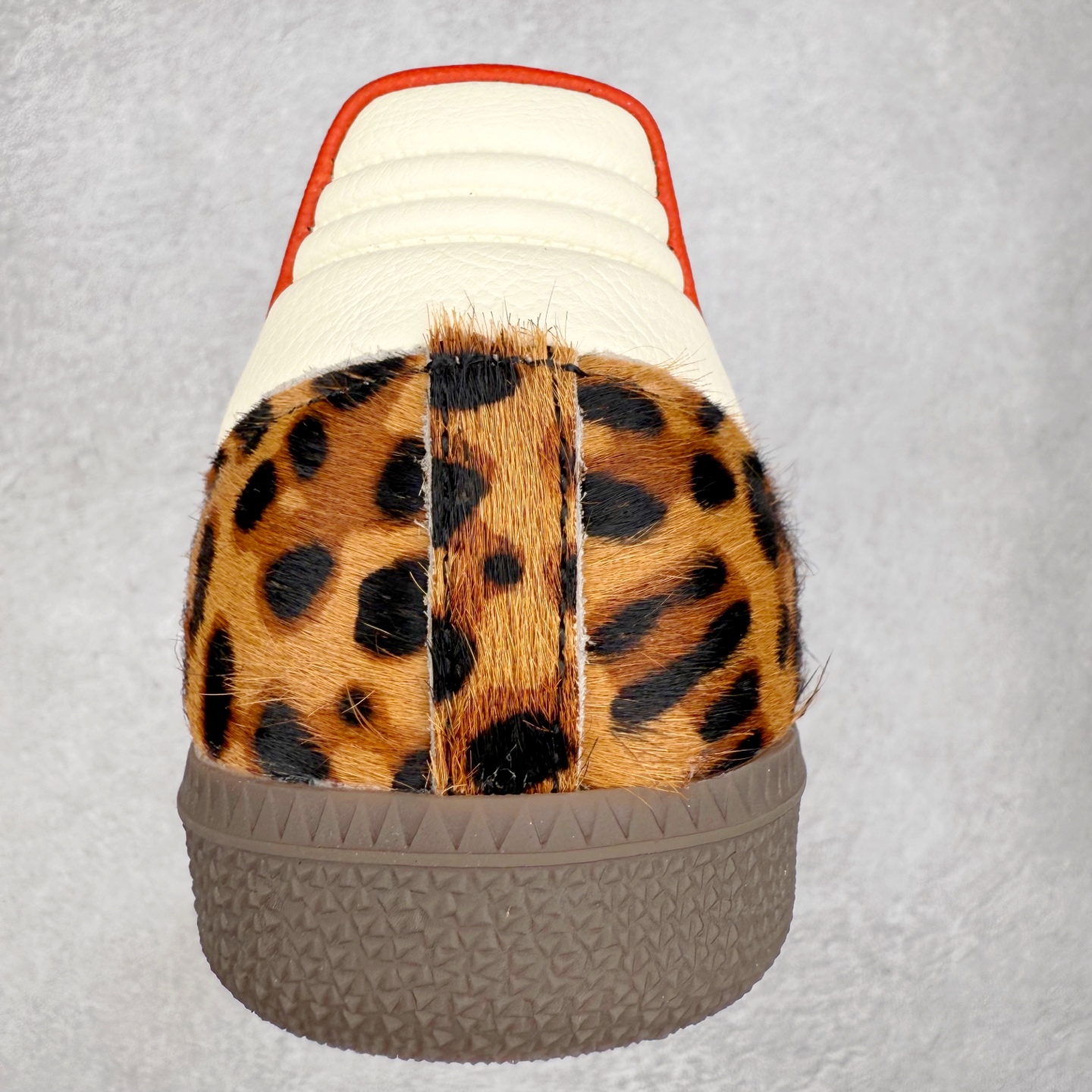 图片[8]-AD Original Samba OG 复古经典轻便板鞋 JI2734 口碑大厂出品 品控大底版型不断改良更新 全套原纸板楦头开发 确保原汁原味 完美呈现桑巴版型 一比一鞋头弧度高度鞋身弧度 此版本只针对中端市场 皮料材质有所更替 其他数据细节工艺流程均保持一致 绝不口嗨 细节品控鞋型随意对比 正确烫金高频细节 原装纳米超迁皮料 独家私模橡胶大底 原盒原配 这款桑巴鞋展示了高质量的工艺 带有装饰的超锁缝制和无缝的手感 柔软、柔软的皮革造型和标志性的3条纹完成了精致的外观 正规合身鞋带 鞋面上有绒面鞋垫 橡胶鞋底 享受正畸套筒软感 自50年代首次亮相以来就一直在赢得粉丝的青睐 尺码：35.5 36 36.5 37.5 38 38.5 39 40 40.5 41 42 42.5 43 44 44.5 45-选品中心