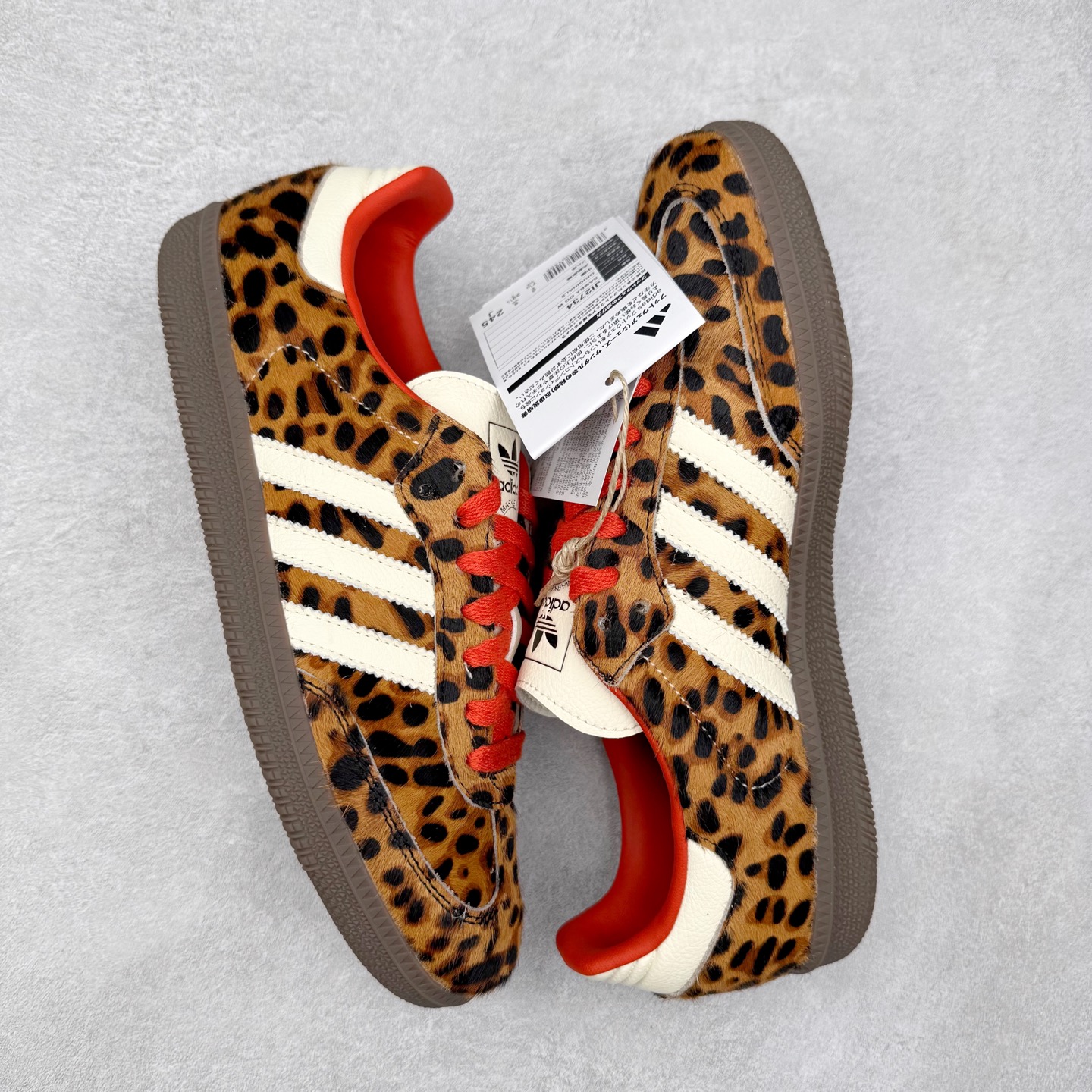 图片[3]-AD Original Samba OG 复古经典轻便板鞋 JI2734 口碑大厂出品 品控大底版型不断改良更新 全套原纸板楦头开发 确保原汁原味 完美呈现桑巴版型 一比一鞋头弧度高度鞋身弧度 此版本只针对中端市场 皮料材质有所更替 其他数据细节工艺流程均保持一致 绝不口嗨 细节品控鞋型随意对比 正确烫金高频细节 原装纳米超迁皮料 独家私模橡胶大底 原盒原配 这款桑巴鞋展示了高质量的工艺 带有装饰的超锁缝制和无缝的手感 柔软、柔软的皮革造型和标志性的3条纹完成了精致的外观 正规合身鞋带 鞋面上有绒面鞋垫 橡胶鞋底 享受正畸套筒软感 自50年代首次亮相以来就一直在赢得粉丝的青睐 尺码：35.5 36 36.5 37.5 38 38.5 39 40 40.5 41 42 42.5 43 44 44.5 45-选品中心