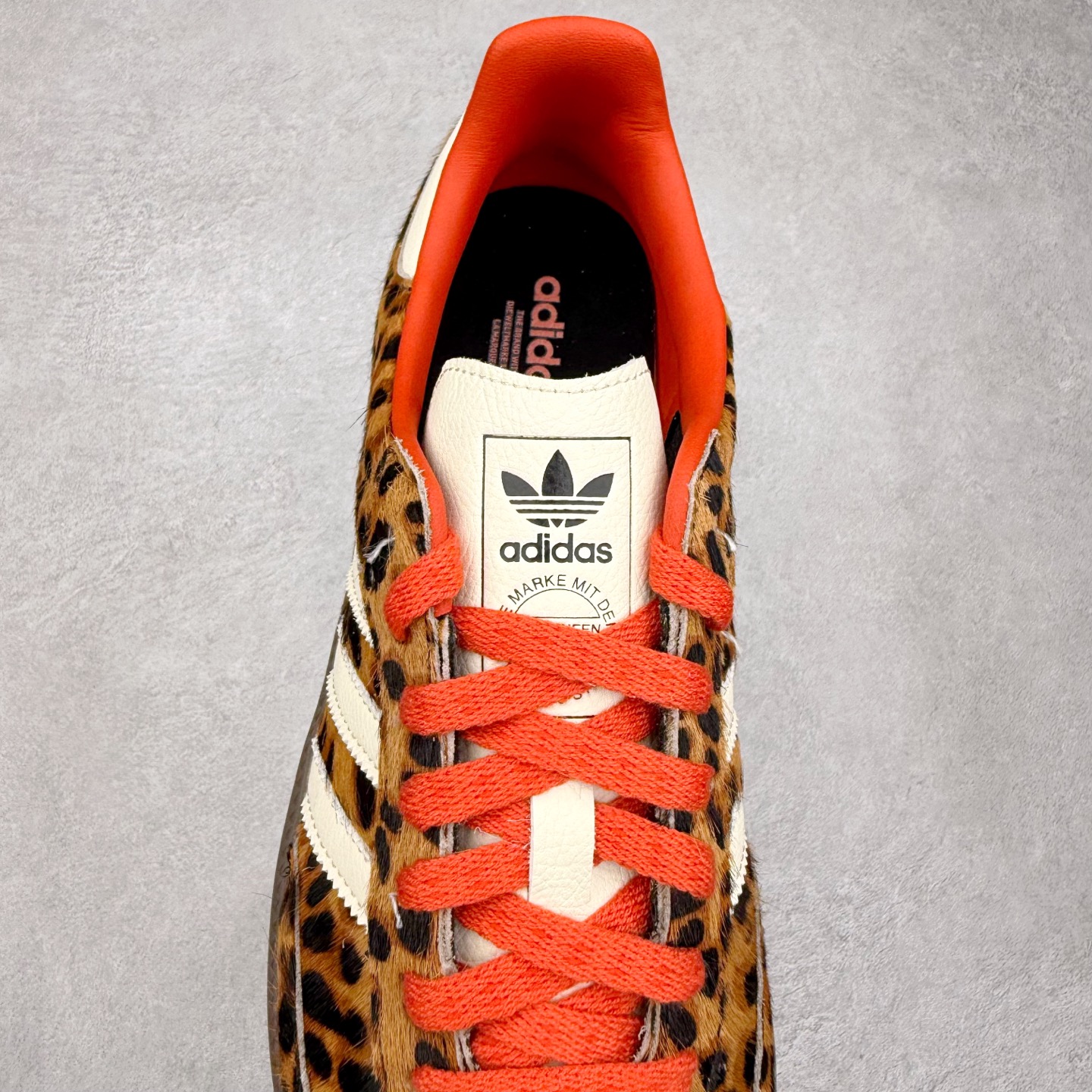 图片[5]-AD Original Samba OG 复古经典轻便板鞋 JI2734 口碑大厂出品 品控大底版型不断改良更新 全套原纸板楦头开发 确保原汁原味 完美呈现桑巴版型 一比一鞋头弧度高度鞋身弧度 此版本只针对中端市场 皮料材质有所更替 其他数据细节工艺流程均保持一致 绝不口嗨 细节品控鞋型随意对比 正确烫金高频细节 原装纳米超迁皮料 独家私模橡胶大底 原盒原配 这款桑巴鞋展示了高质量的工艺 带有装饰的超锁缝制和无缝的手感 柔软、柔软的皮革造型和标志性的3条纹完成了精致的外观 正规合身鞋带 鞋面上有绒面鞋垫 橡胶鞋底 享受正畸套筒软感 自50年代首次亮相以来就一直在赢得粉丝的青睐 尺码：35.5 36 36.5 37.5 38 38.5 39 40 40.5 41 42 42.5 43 44 44.5 45-选品中心