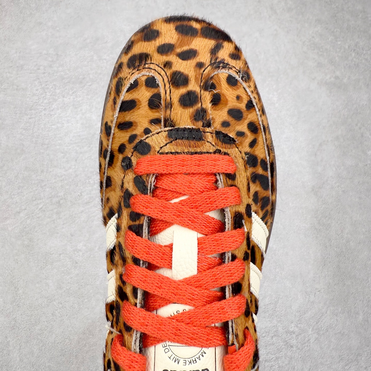 图片[4]-AD Original Samba OG 复古经典轻便板鞋 JI2734 口碑大厂出品 品控大底版型不断改良更新 全套原纸板楦头开发 确保原汁原味 完美呈现桑巴版型 一比一鞋头弧度高度鞋身弧度 此版本只针对中端市场 皮料材质有所更替 其他数据细节工艺流程均保持一致 绝不口嗨 细节品控鞋型随意对比 正确烫金高频细节 原装纳米超迁皮料 独家私模橡胶大底 原盒原配 这款桑巴鞋展示了高质量的工艺 带有装饰的超锁缝制和无缝的手感 柔软、柔软的皮革造型和标志性的3条纹完成了精致的外观 正规合身鞋带 鞋面上有绒面鞋垫 橡胶鞋底 享受正畸套筒软感 自50年代首次亮相以来就一直在赢得粉丝的青睐 尺码：35.5 36 36.5 37.5 38 38.5 39 40 40.5 41 42 42.5 43 44 44.5 45-选品中心