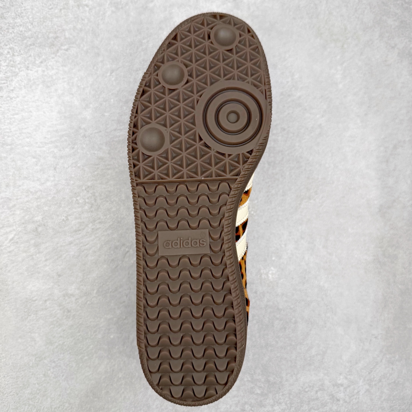 图片[9]-AD Original Samba OG 复古经典轻便板鞋 JI2734 口碑大厂出品 品控大底版型不断改良更新 全套原纸板楦头开发 确保原汁原味 完美呈现桑巴版型 一比一鞋头弧度高度鞋身弧度 此版本只针对中端市场 皮料材质有所更替 其他数据细节工艺流程均保持一致 绝不口嗨 细节品控鞋型随意对比 正确烫金高频细节 原装纳米超迁皮料 独家私模橡胶大底 原盒原配 这款桑巴鞋展示了高质量的工艺 带有装饰的超锁缝制和无缝的手感 柔软、柔软的皮革造型和标志性的3条纹完成了精致的外观 正规合身鞋带 鞋面上有绒面鞋垫 橡胶鞋底 享受正畸套筒软感 自50年代首次亮相以来就一直在赢得粉丝的青睐 尺码：35.5 36 36.5 37.5 38 38.5 39 40 40.5 41 42 42.5 43 44 44.5 45-选品中心