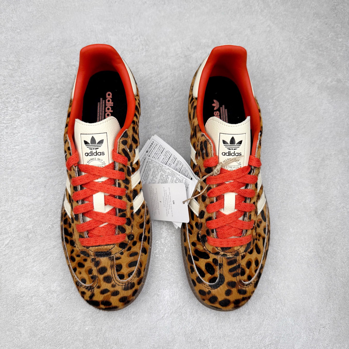 图片[2]-AD Original Samba OG 复古经典轻便板鞋 JI2734 口碑大厂出品 品控大底版型不断改良更新 全套原纸板楦头开发 确保原汁原味 完美呈现桑巴版型 一比一鞋头弧度高度鞋身弧度 此版本只针对中端市场 皮料材质有所更替 其他数据细节工艺流程均保持一致 绝不口嗨 细节品控鞋型随意对比 正确烫金高频细节 原装纳米超迁皮料 独家私模橡胶大底 原盒原配 这款桑巴鞋展示了高质量的工艺 带有装饰的超锁缝制和无缝的手感 柔软、柔软的皮革造型和标志性的3条纹完成了精致的外观 正规合身鞋带 鞋面上有绒面鞋垫 橡胶鞋底 享受正畸套筒软感 自50年代首次亮相以来就一直在赢得粉丝的青睐 尺码：35.5 36 36.5 37.5 38 38.5 39 40 40.5 41 42 42.5 43 44 44.5 45-选品中心