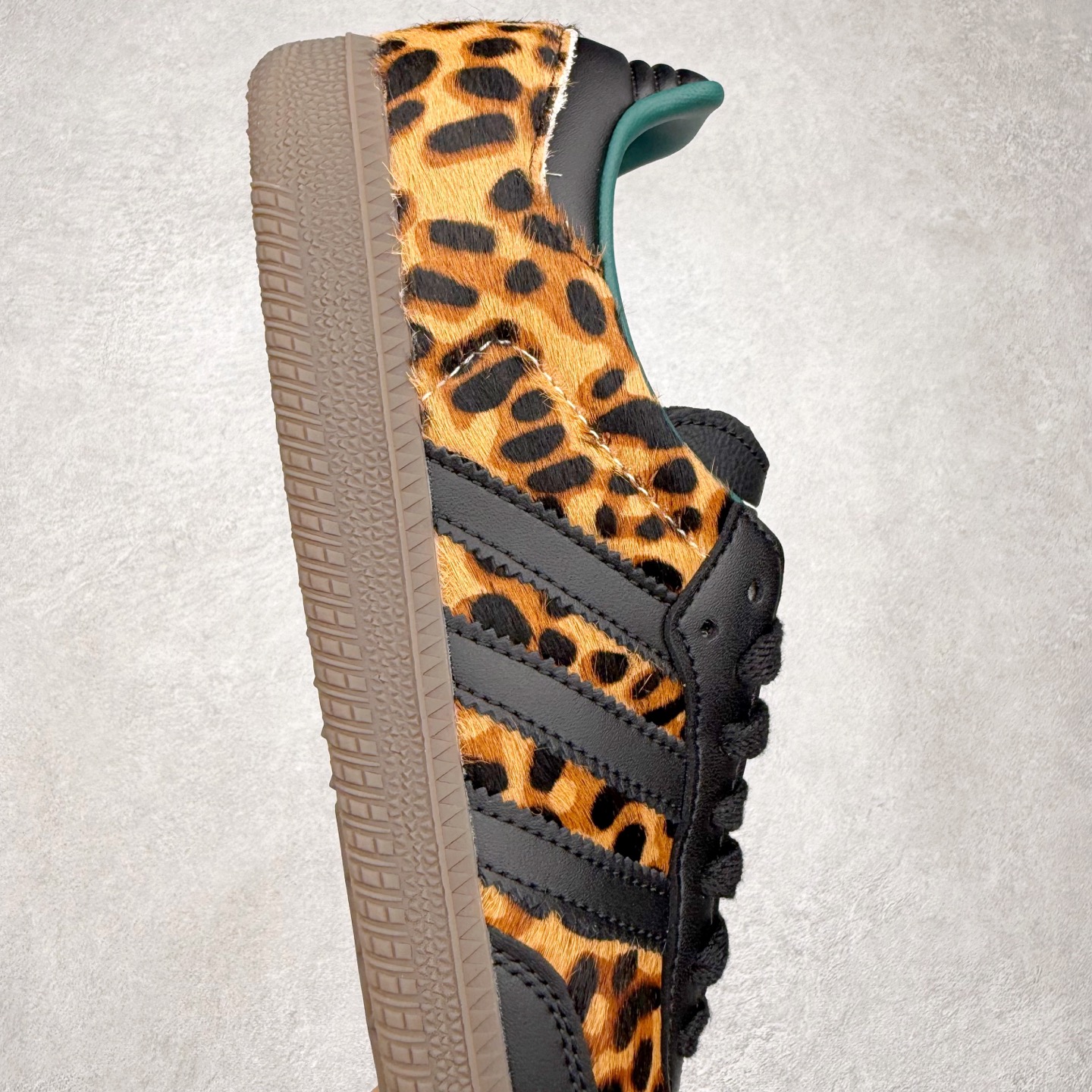 图片[6]-AD Original Samba OG 复古经典轻便板鞋 JI2735 口碑大厂出品 品控大底版型不断改良更新 全套原纸板楦头开发 确保原汁原味 完美呈现桑巴版型 一比一鞋头弧度高度鞋身弧度 此版本只针对中端市场 皮料材质有所更替 其他数据细节工艺流程均保持一致 绝不口嗨 细节品控鞋型随意对比 正确烫金高频细节 原装纳米超迁皮料 独家私模橡胶大底 原盒原配 这款桑巴鞋展示了高质量的工艺 带有装饰的超锁缝制和无缝的手感 柔软、柔软的皮革造型和标志性的3条纹完成了精致的外观 正规合身鞋带 鞋面上有绒面鞋垫 橡胶鞋底 享受正畸套筒软感 自50年代首次亮相以来就一直在赢得粉丝的青睐 尺码：35.5 36 36.5 37.5 38 38.5 39 40 40.5 41 42 42.5 43 44 44.5 45-选品中心