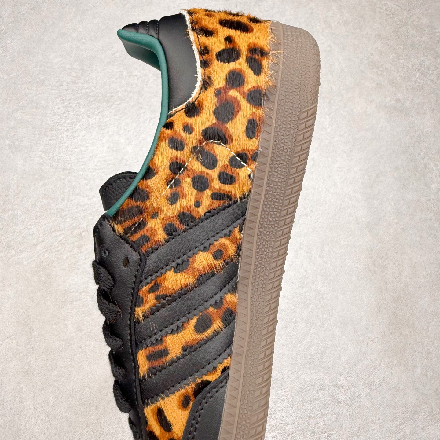 图片[7]-AD Original Samba OG 复古经典轻便板鞋 JI2735 口碑大厂出品 品控大底版型不断改良更新 全套原纸板楦头开发 确保原汁原味 完美呈现桑巴版型 一比一鞋头弧度高度鞋身弧度 此版本只针对中端市场 皮料材质有所更替 其他数据细节工艺流程均保持一致 绝不口嗨 细节品控鞋型随意对比 正确烫金高频细节 原装纳米超迁皮料 独家私模橡胶大底 原盒原配 这款桑巴鞋展示了高质量的工艺 带有装饰的超锁缝制和无缝的手感 柔软、柔软的皮革造型和标志性的3条纹完成了精致的外观 正规合身鞋带 鞋面上有绒面鞋垫 橡胶鞋底 享受正畸套筒软感 自50年代首次亮相以来就一直在赢得粉丝的青睐 尺码：35.5 36 36.5 37.5 38 38.5 39 40 40.5 41 42 42.5 43 44 44.5 45-选品中心