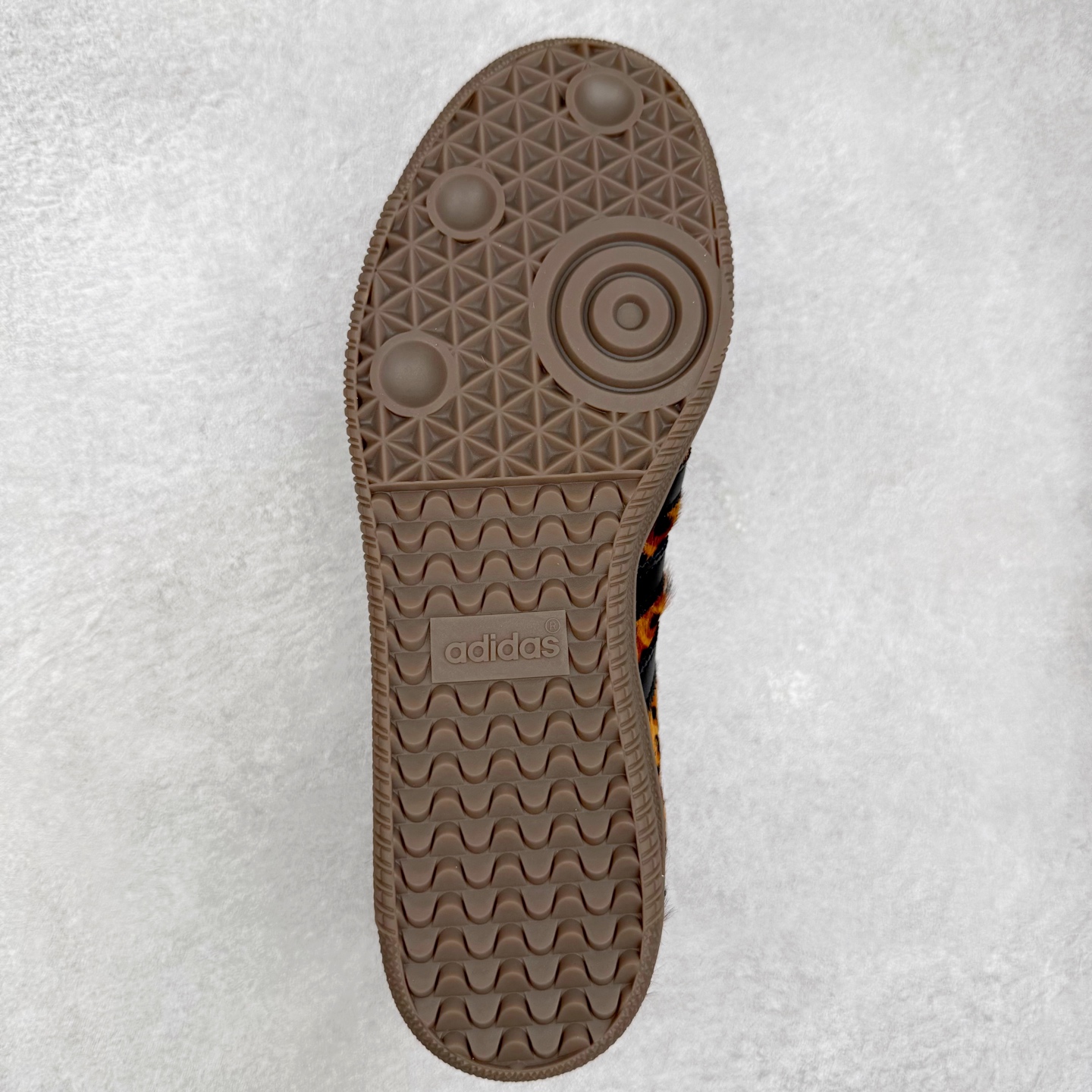 图片[9]-AD Original Samba OG 复古经典轻便板鞋 JI2735 口碑大厂出品 品控大底版型不断改良更新 全套原纸板楦头开发 确保原汁原味 完美呈现桑巴版型 一比一鞋头弧度高度鞋身弧度 此版本只针对中端市场 皮料材质有所更替 其他数据细节工艺流程均保持一致 绝不口嗨 细节品控鞋型随意对比 正确烫金高频细节 原装纳米超迁皮料 独家私模橡胶大底 原盒原配 这款桑巴鞋展示了高质量的工艺 带有装饰的超锁缝制和无缝的手感 柔软、柔软的皮革造型和标志性的3条纹完成了精致的外观 正规合身鞋带 鞋面上有绒面鞋垫 橡胶鞋底 享受正畸套筒软感 自50年代首次亮相以来就一直在赢得粉丝的青睐 尺码：35.5 36 36.5 37.5 38 38.5 39 40 40.5 41 42 42.5 43 44 44.5 45-选品中心