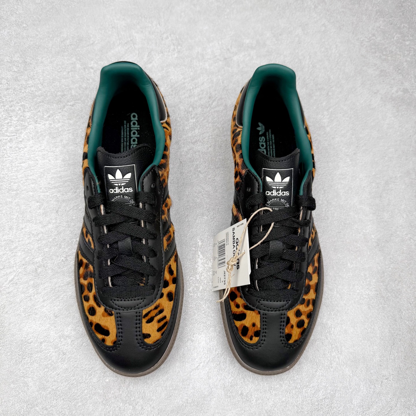 图片[2]-AD Original Samba OG 复古经典轻便板鞋 JI2735 口碑大厂出品 品控大底版型不断改良更新 全套原纸板楦头开发 确保原汁原味 完美呈现桑巴版型 一比一鞋头弧度高度鞋身弧度 此版本只针对中端市场 皮料材质有所更替 其他数据细节工艺流程均保持一致 绝不口嗨 细节品控鞋型随意对比 正确烫金高频细节 原装纳米超迁皮料 独家私模橡胶大底 原盒原配 这款桑巴鞋展示了高质量的工艺 带有装饰的超锁缝制和无缝的手感 柔软、柔软的皮革造型和标志性的3条纹完成了精致的外观 正规合身鞋带 鞋面上有绒面鞋垫 橡胶鞋底 享受正畸套筒软感 自50年代首次亮相以来就一直在赢得粉丝的青睐 尺码：35.5 36 36.5 37.5 38 38.5 39 40 40.5 41 42 42.5 43 44 44.5 45-选品中心