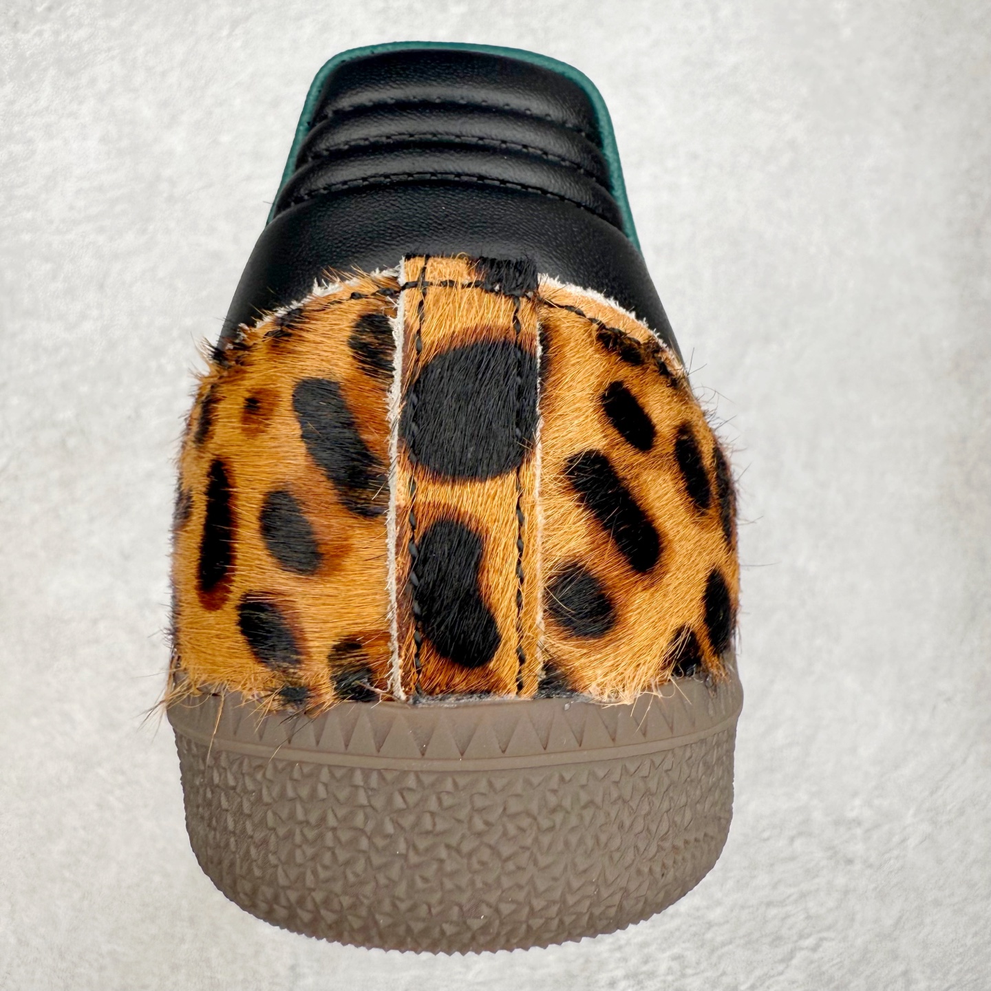 图片[8]-AD Original Samba OG 复古经典轻便板鞋 JI2735 口碑大厂出品 品控大底版型不断改良更新 全套原纸板楦头开发 确保原汁原味 完美呈现桑巴版型 一比一鞋头弧度高度鞋身弧度 此版本只针对中端市场 皮料材质有所更替 其他数据细节工艺流程均保持一致 绝不口嗨 细节品控鞋型随意对比 正确烫金高频细节 原装纳米超迁皮料 独家私模橡胶大底 原盒原配 这款桑巴鞋展示了高质量的工艺 带有装饰的超锁缝制和无缝的手感 柔软、柔软的皮革造型和标志性的3条纹完成了精致的外观 正规合身鞋带 鞋面上有绒面鞋垫 橡胶鞋底 享受正畸套筒软感 自50年代首次亮相以来就一直在赢得粉丝的青睐 尺码：35.5 36 36.5 37.5 38 38.5 39 40 40.5 41 42 42.5 43 44 44.5 45-选品中心