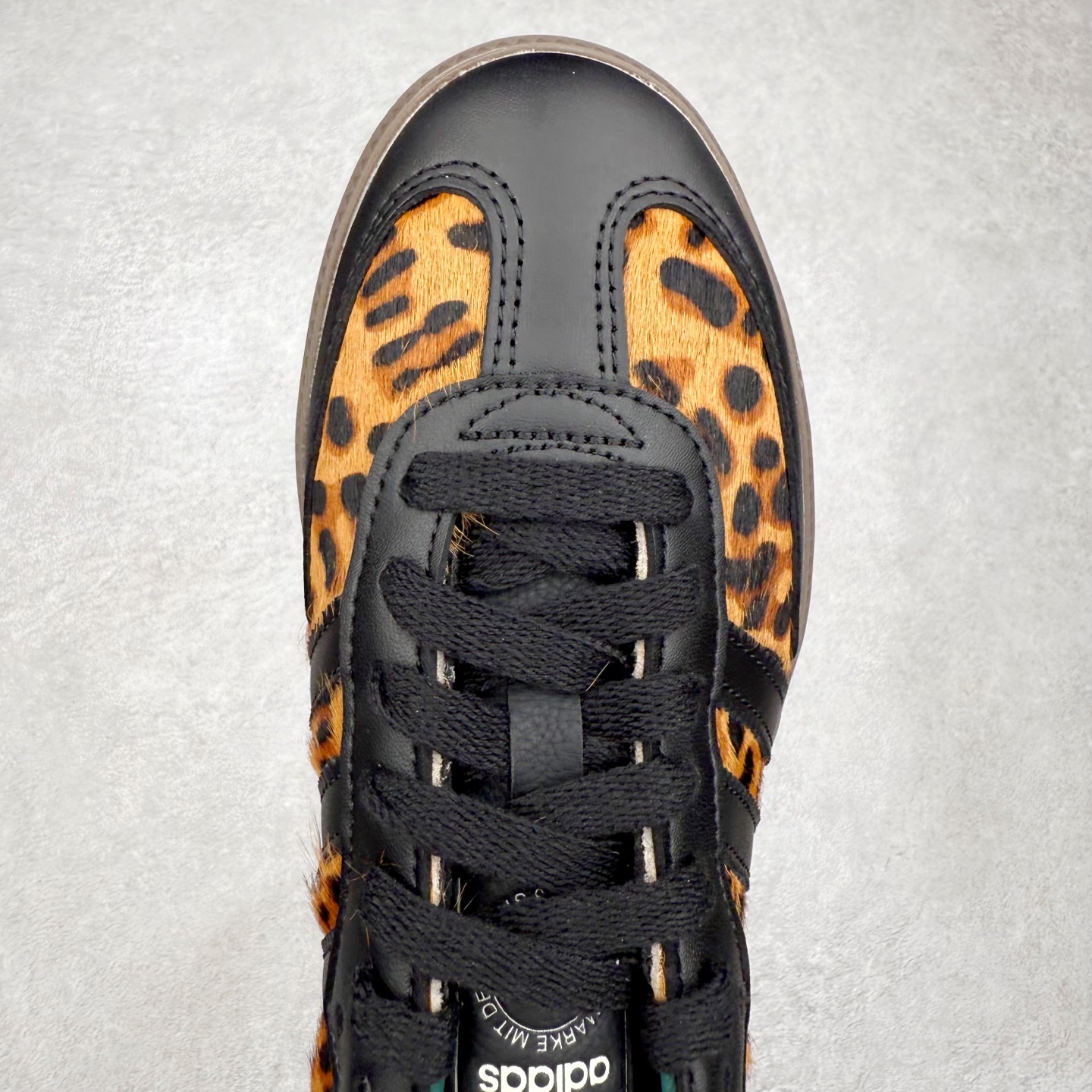 图片[4]-AD Original Samba OG 复古经典轻便板鞋 JI2735 口碑大厂出品 品控大底版型不断改良更新 全套原纸板楦头开发 确保原汁原味 完美呈现桑巴版型 一比一鞋头弧度高度鞋身弧度 此版本只针对中端市场 皮料材质有所更替 其他数据细节工艺流程均保持一致 绝不口嗨 细节品控鞋型随意对比 正确烫金高频细节 原装纳米超迁皮料 独家私模橡胶大底 原盒原配 这款桑巴鞋展示了高质量的工艺 带有装饰的超锁缝制和无缝的手感 柔软、柔软的皮革造型和标志性的3条纹完成了精致的外观 正规合身鞋带 鞋面上有绒面鞋垫 橡胶鞋底 享受正畸套筒软感 自50年代首次亮相以来就一直在赢得粉丝的青睐 尺码：35.5 36 36.5 37.5 38 38.5 39 40 40.5 41 42 42.5 43 44 44.5 45-选品中心