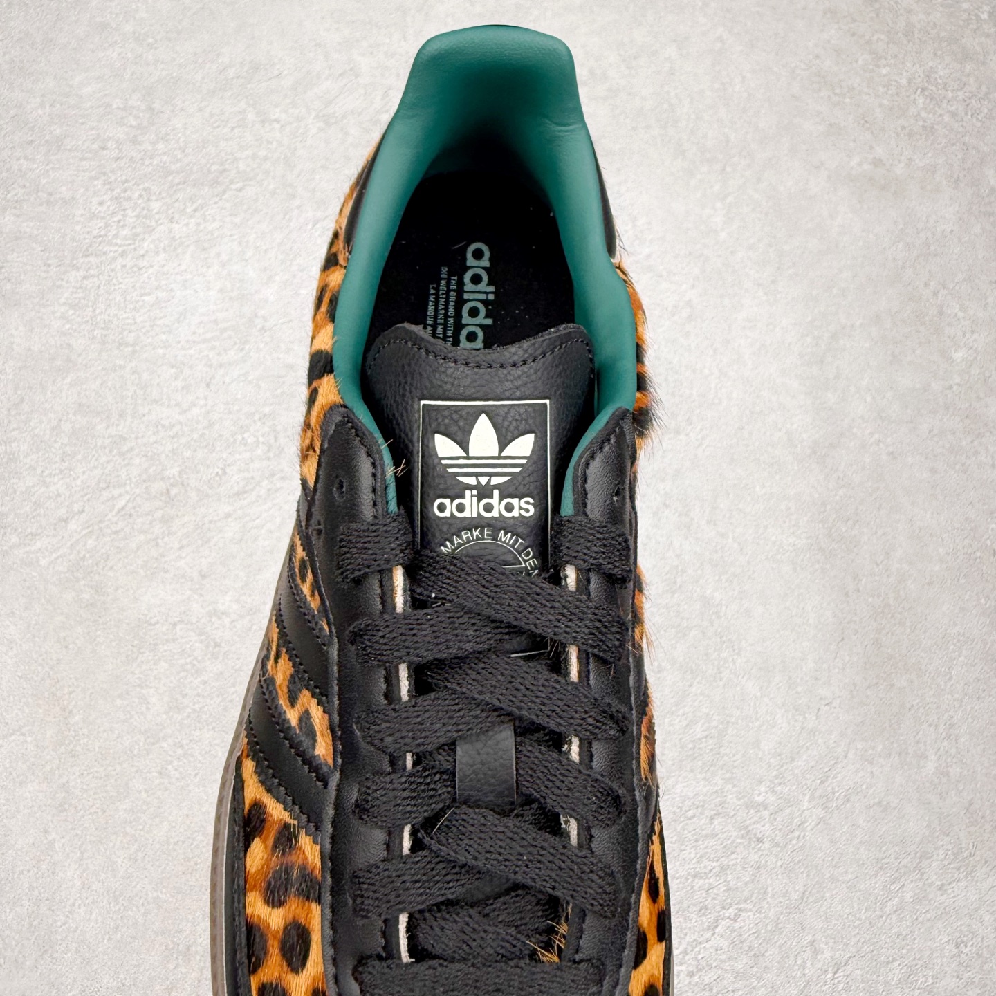 图片[5]-AD Original Samba OG 复古经典轻便板鞋 JI2735 口碑大厂出品 品控大底版型不断改良更新 全套原纸板楦头开发 确保原汁原味 完美呈现桑巴版型 一比一鞋头弧度高度鞋身弧度 此版本只针对中端市场 皮料材质有所更替 其他数据细节工艺流程均保持一致 绝不口嗨 细节品控鞋型随意对比 正确烫金高频细节 原装纳米超迁皮料 独家私模橡胶大底 原盒原配 这款桑巴鞋展示了高质量的工艺 带有装饰的超锁缝制和无缝的手感 柔软、柔软的皮革造型和标志性的3条纹完成了精致的外观 正规合身鞋带 鞋面上有绒面鞋垫 橡胶鞋底 享受正畸套筒软感 自50年代首次亮相以来就一直在赢得粉丝的青睐 尺码：35.5 36 36.5 37.5 38 38.5 39 40 40.5 41 42 42.5 43 44 44.5 45-选品中心