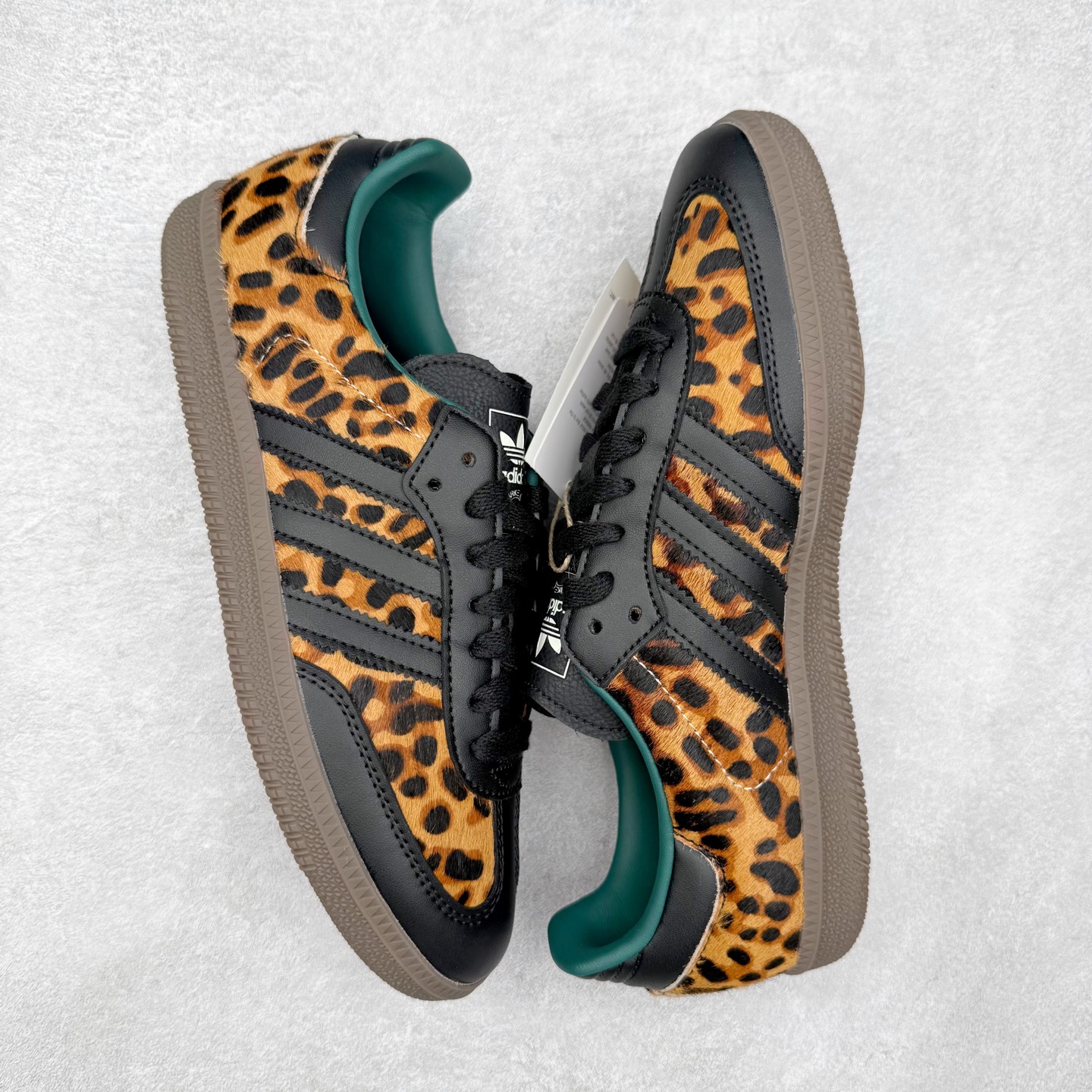 图片[3]-AD Original Samba OG 复古经典轻便板鞋 JI2735 口碑大厂出品 品控大底版型不断改良更新 全套原纸板楦头开发 确保原汁原味 完美呈现桑巴版型 一比一鞋头弧度高度鞋身弧度 此版本只针对中端市场 皮料材质有所更替 其他数据细节工艺流程均保持一致 绝不口嗨 细节品控鞋型随意对比 正确烫金高频细节 原装纳米超迁皮料 独家私模橡胶大底 原盒原配 这款桑巴鞋展示了高质量的工艺 带有装饰的超锁缝制和无缝的手感 柔软、柔软的皮革造型和标志性的3条纹完成了精致的外观 正规合身鞋带 鞋面上有绒面鞋垫 橡胶鞋底 享受正畸套筒软感 自50年代首次亮相以来就一直在赢得粉丝的青睐 尺码：35.5 36 36.5 37.5 38 38.5 39 40 40.5 41 42 42.5 43 44 44.5 45-选品中心