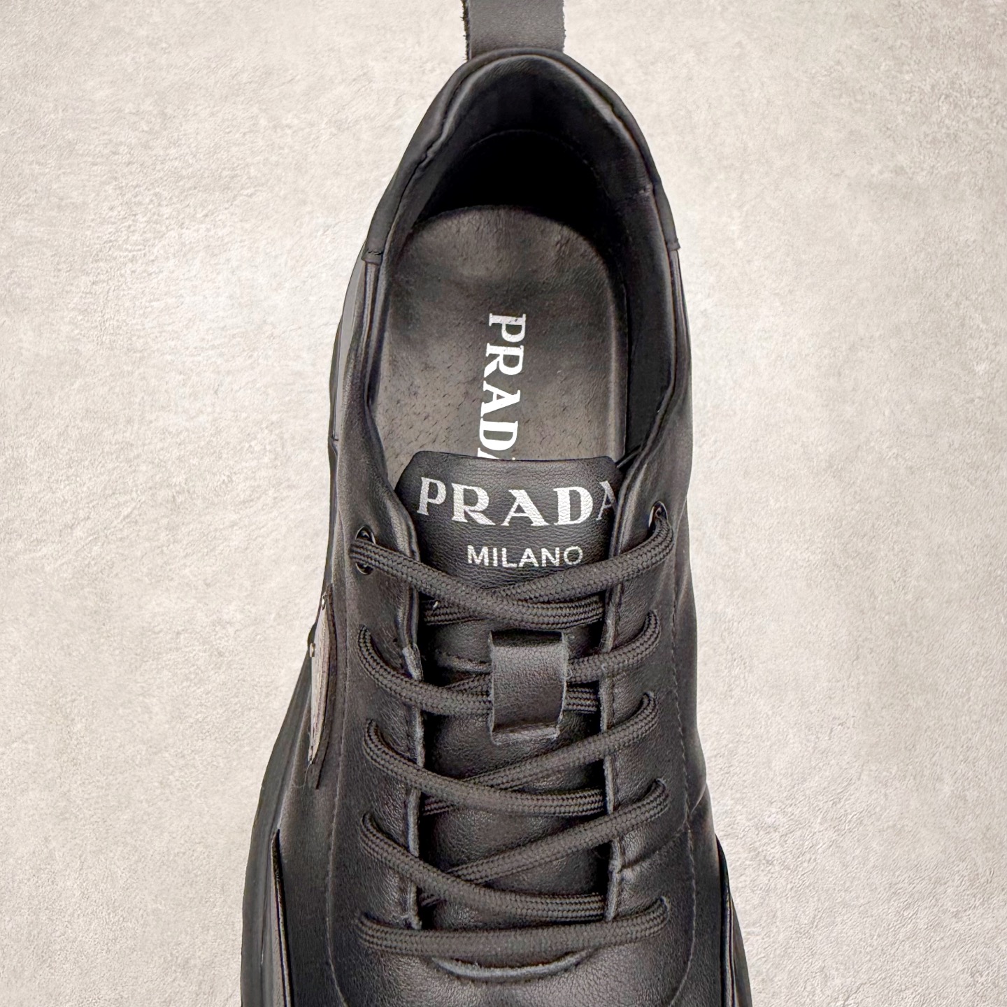 图片[5]-PRADA 普拉达男鞋厚底徽标低帮休闲鞋运动板鞋系列 广东大厂品质 专柜同步 大气个性更潮更抢眼更追求档次，它将颠覆旧念，与您共度时尚潮人必备! 面料采用原版进口小牛皮 牛皮内里垫脚 橡胶发泡大底 轻便防滑耐磨 脚感舒适 款式耐看做工精细 配以简洁利落的鞋楦 彰显男人的果敢和硬朗 尺码：39 40 41 42 43 44 比运动鞋偏大一码-选品中心