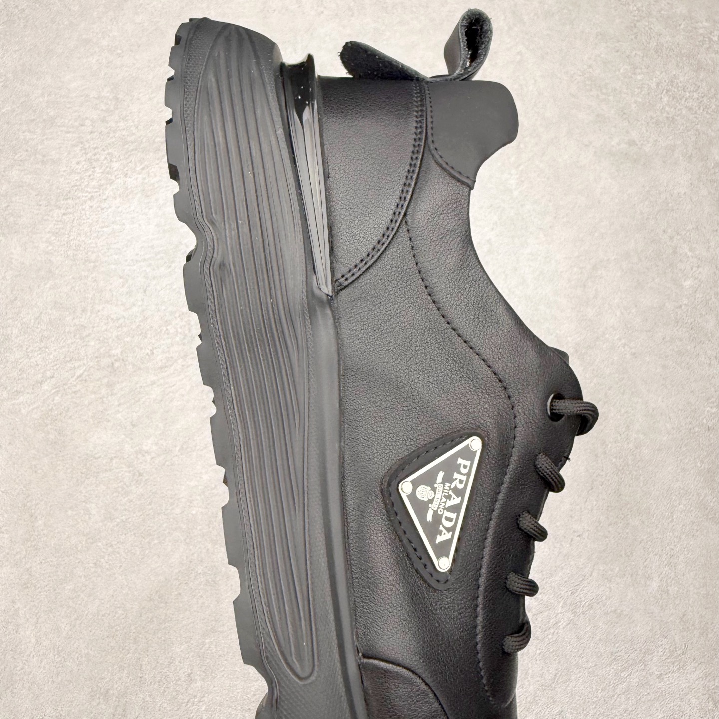 图片[6]-PRADA 普拉达男鞋厚底徽标低帮休闲鞋运动板鞋系列 广东大厂品质 专柜同步 大气个性更潮更抢眼更追求档次，它将颠覆旧念，与您共度时尚潮人必备! 面料采用原版进口小牛皮 牛皮内里垫脚 橡胶发泡大底 轻便防滑耐磨 脚感舒适 款式耐看做工精细 配以简洁利落的鞋楦 彰显男人的果敢和硬朗 尺码：39 40 41 42 43 44 比运动鞋偏大一码-选品中心