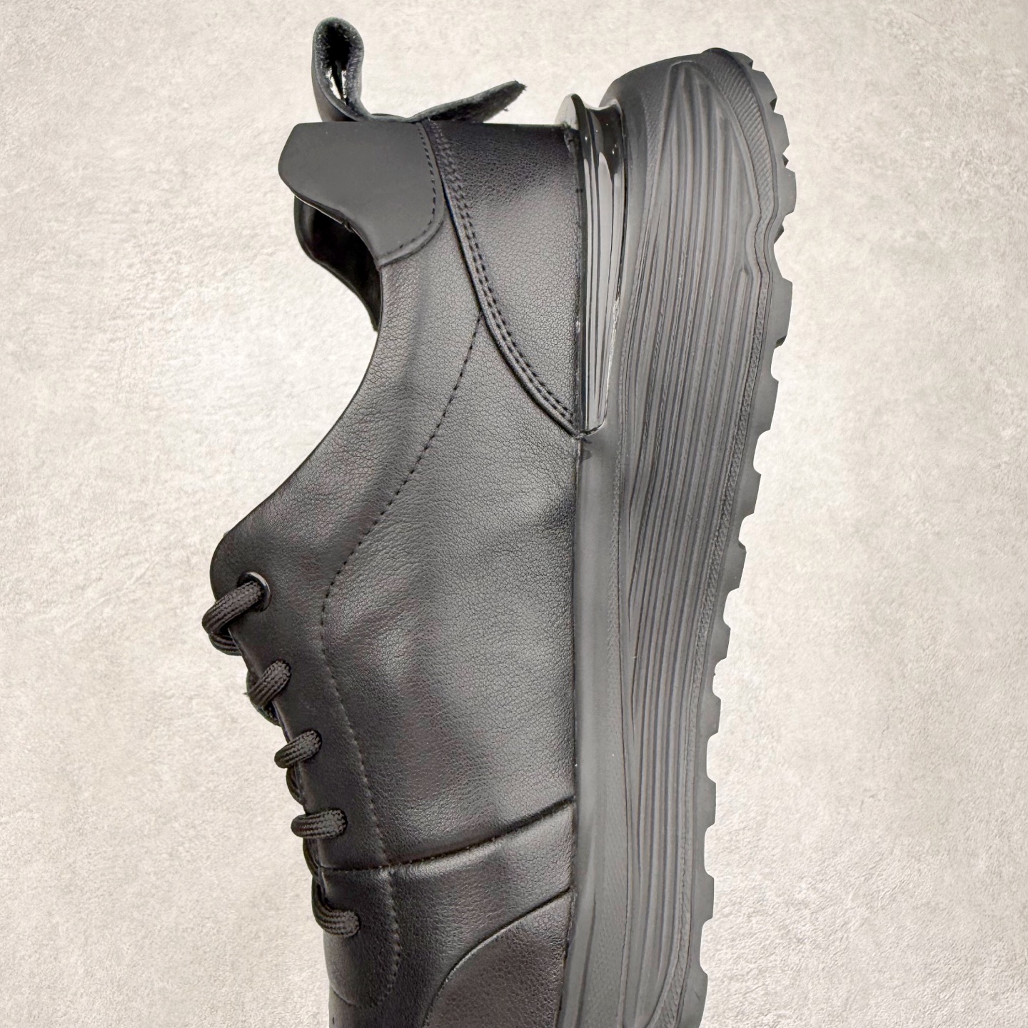 图片[7]-PRADA 普拉达男鞋厚底徽标低帮休闲鞋运动板鞋系列 广东大厂品质 专柜同步 大气个性更潮更抢眼更追求档次，它将颠覆旧念，与您共度时尚潮人必备! 面料采用原版进口小牛皮 牛皮内里垫脚 橡胶发泡大底 轻便防滑耐磨 脚感舒适 款式耐看做工精细 配以简洁利落的鞋楦 彰显男人的果敢和硬朗 尺码：39 40 41 42 43 44 比运动鞋偏大一码-选品中心