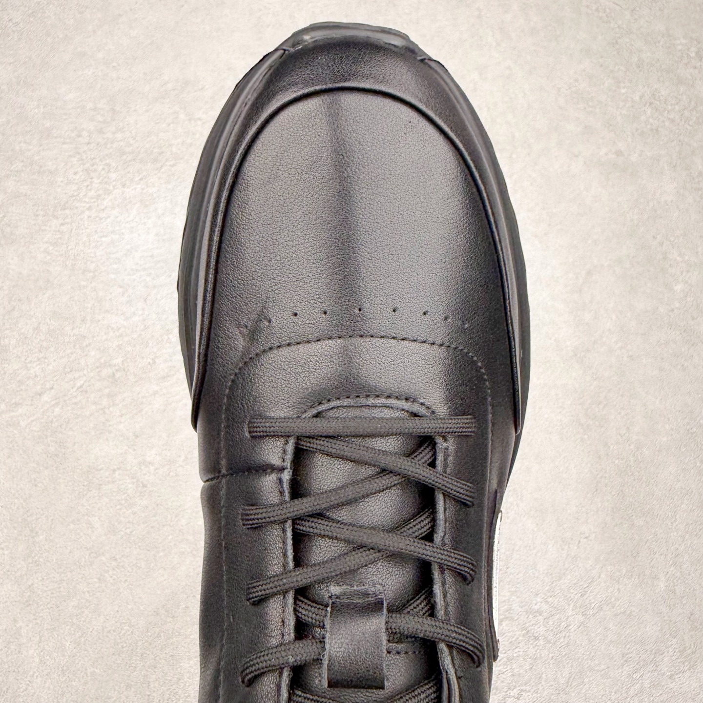 图片[4]-PRADA 普拉达男鞋厚底徽标低帮休闲鞋运动板鞋系列 广东大厂品质 专柜同步 大气个性更潮更抢眼更追求档次，它将颠覆旧念，与您共度时尚潮人必备! 面料采用原版进口小牛皮 牛皮内里垫脚 橡胶发泡大底 轻便防滑耐磨 脚感舒适 款式耐看做工精细 配以简洁利落的鞋楦 彰显男人的果敢和硬朗 尺码：39 40 41 42 43 44 比运动鞋偏大一码-选品中心