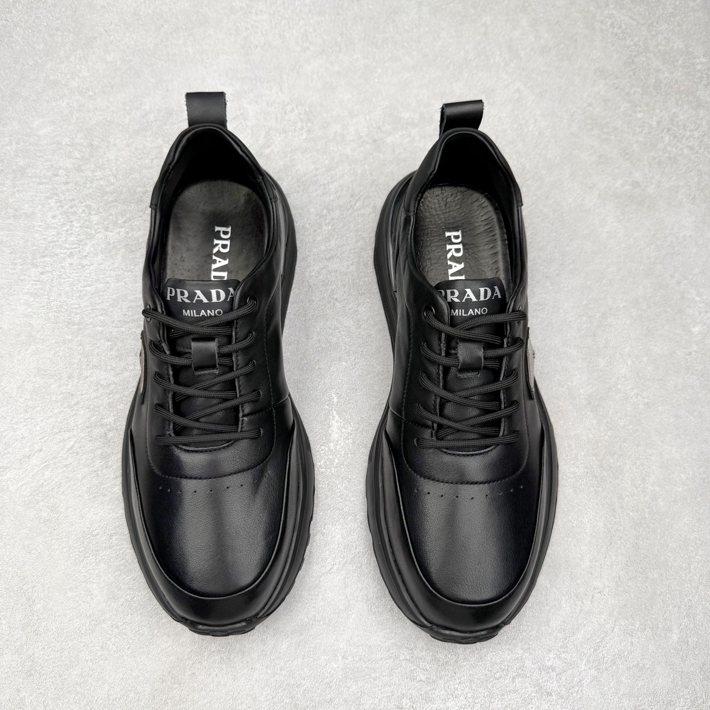 图片[2]-PRADA 普拉达男鞋厚底徽标低帮休闲鞋运动板鞋系列 广东大厂品质 专柜同步 大气个性更潮更抢眼更追求档次，它将颠覆旧念，与您共度时尚潮人必备! 面料采用原版进口小牛皮 牛皮内里垫脚 橡胶发泡大底 轻便防滑耐磨 脚感舒适 款式耐看做工精细 配以简洁利落的鞋楦 彰显男人的果敢和硬朗 尺码：39 40 41 42 43 44 比运动鞋偏大一码-选品中心