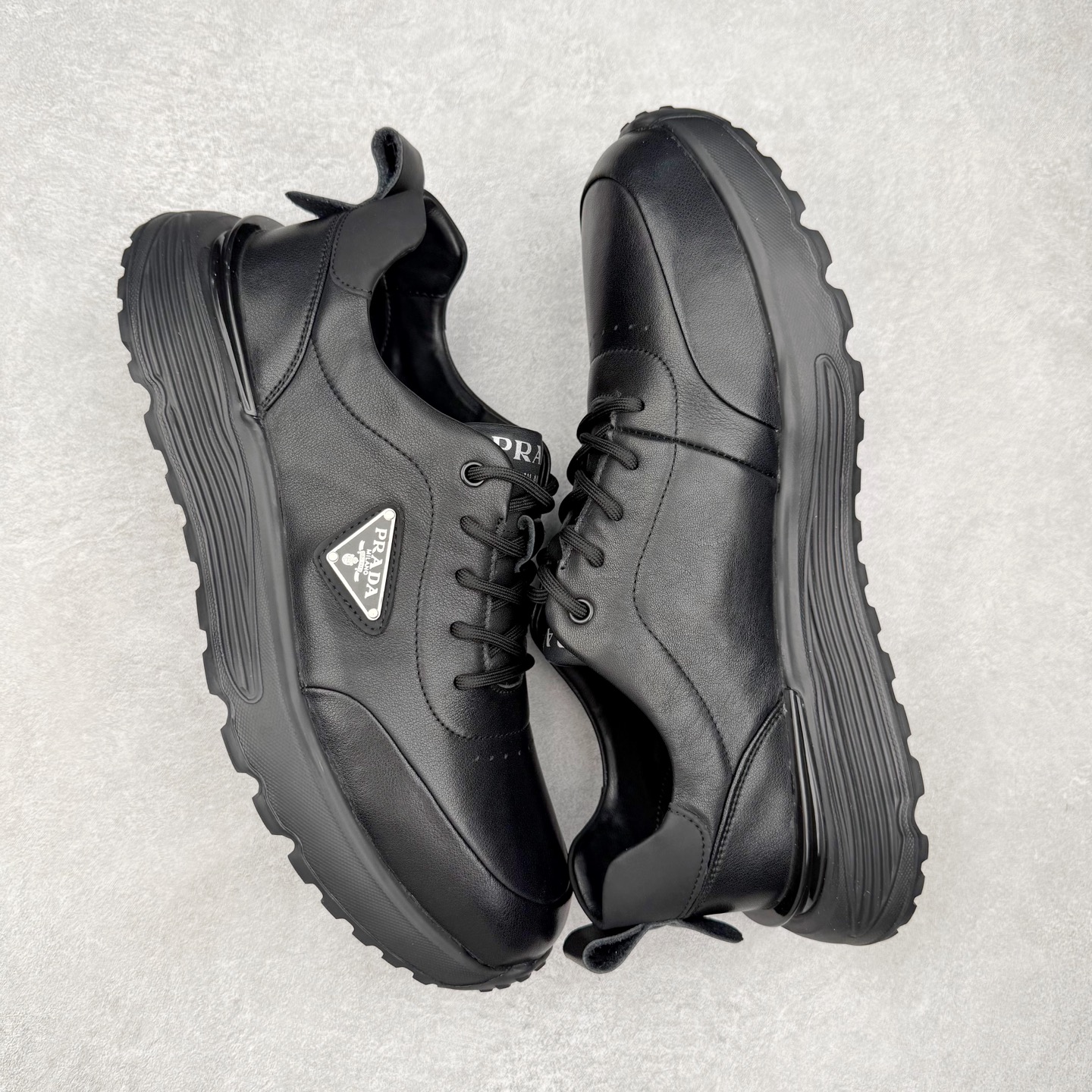 图片[3]-PRADA 普拉达男鞋厚底徽标低帮休闲鞋运动板鞋系列 广东大厂品质 专柜同步 大气个性更潮更抢眼更追求档次，它将颠覆旧念，与您共度时尚潮人必备! 面料采用原版进口小牛皮 牛皮内里垫脚 橡胶发泡大底 轻便防滑耐磨 脚感舒适 款式耐看做工精细 配以简洁利落的鞋楦 彰显男人的果敢和硬朗 尺码：39 40 41 42 43 44 比运动鞋偏大一码-选品中心