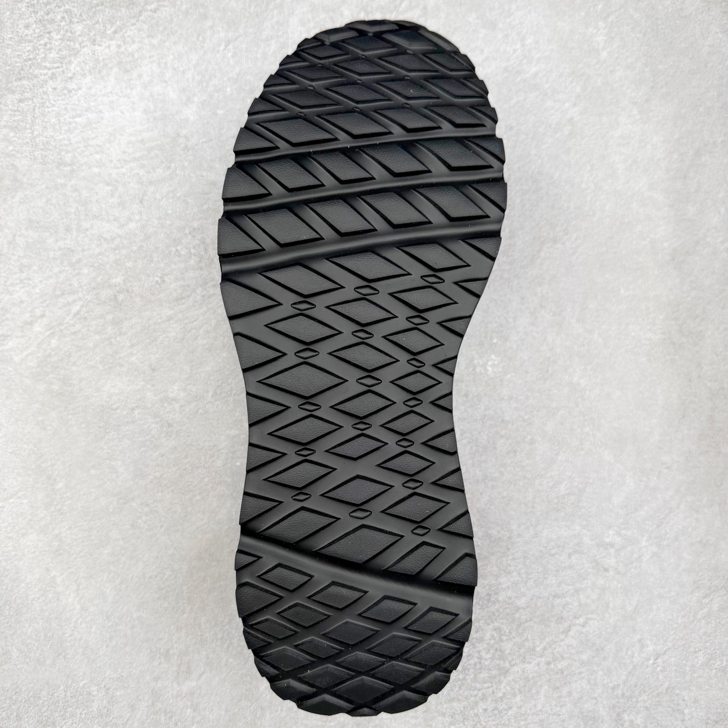 图片[9]-PRADA 普拉达男鞋厚底徽标低帮休闲鞋运动板鞋系列 广东大厂品质 专柜同步 大气个性更潮更抢眼更追求档次，它将颠覆旧念，与您共度时尚潮人必备! 面料采用原版进口小牛皮 牛皮内里垫脚 橡胶发泡大底 轻便防滑耐磨 脚感舒适 款式耐看做工精细 配以简洁利落的鞋楦 彰显男人的果敢和硬朗 尺码：39 40 41 42 43 44 比运动鞋偏大一码-选品中心