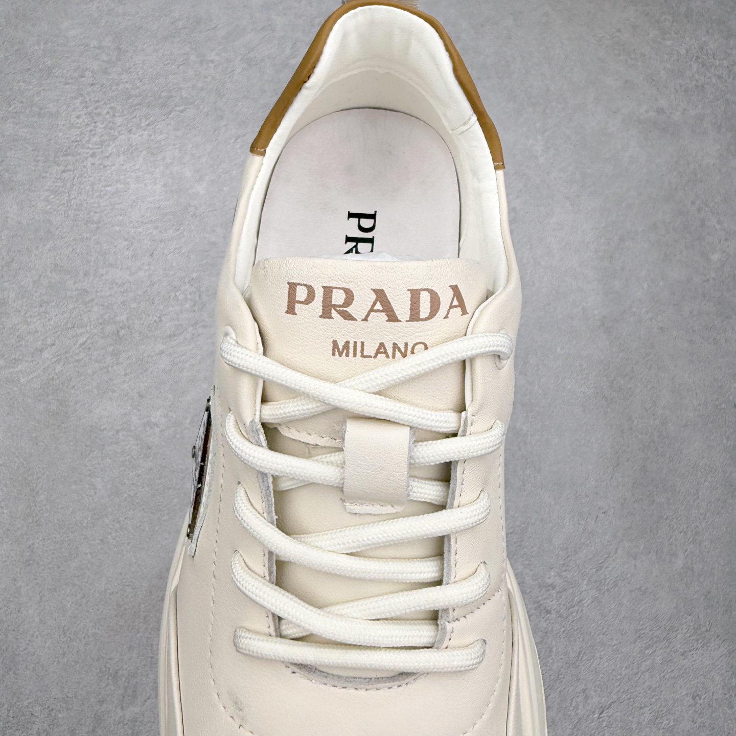 图片[5]-PRADA 普拉达男鞋厚底徽标低帮休闲鞋运动板鞋系列 广东大厂品质 专柜同步 大气个性更潮更抢眼更追求档次，它将颠覆旧念，与您共度时尚潮人必备! 面料采用原版进口小牛皮 牛皮内里垫脚 橡胶发泡大底 轻便防滑耐磨 脚感舒适 款式耐看做工精细 配以简洁利落的鞋楦 彰显男人的果敢和硬朗 尺码：39 40 41 42 43 44 比运动鞋偏大一码-选品中心