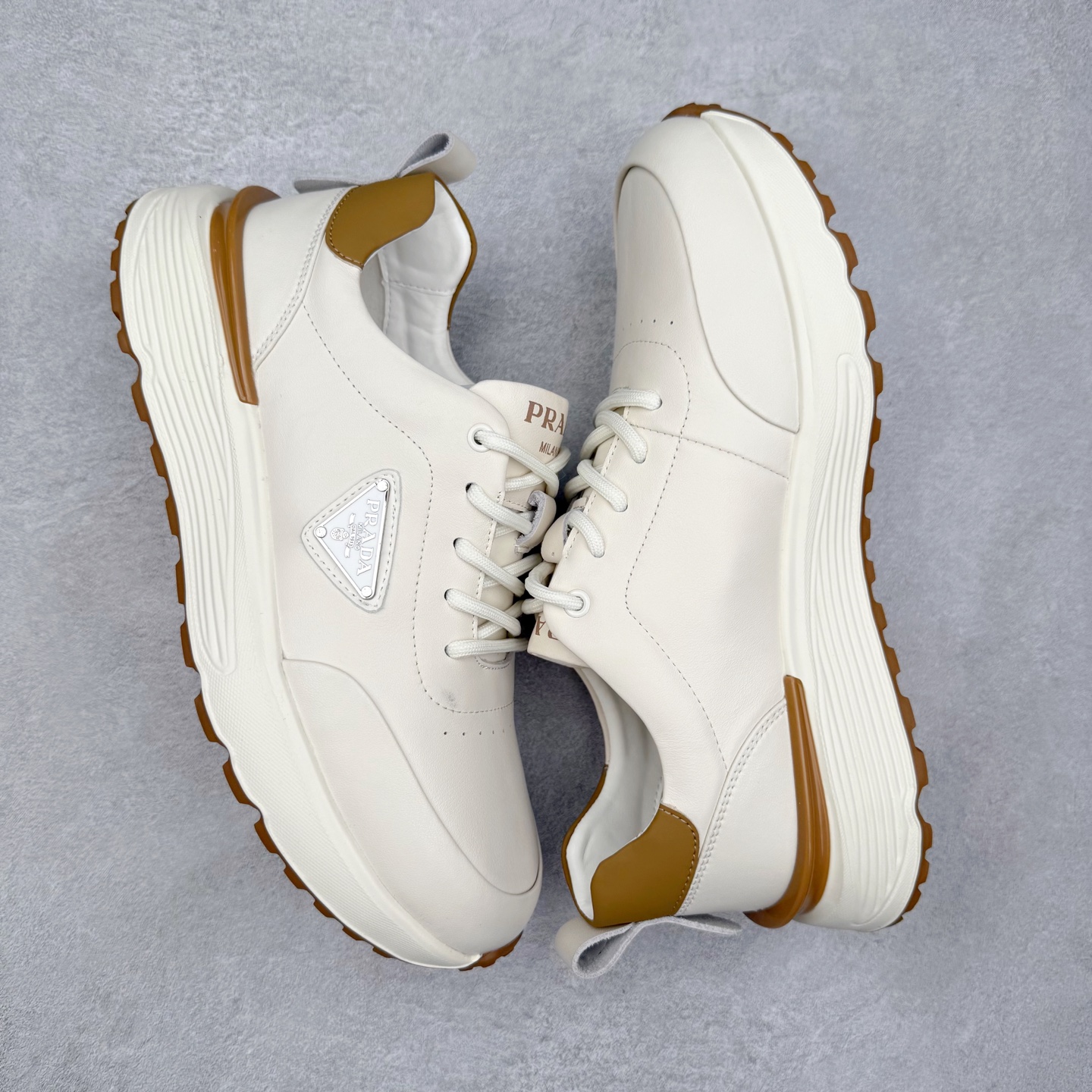 图片[3]-PRADA 普拉达男鞋厚底徽标低帮休闲鞋运动板鞋系列 广东大厂品质 专柜同步 大气个性更潮更抢眼更追求档次，它将颠覆旧念，与您共度时尚潮人必备! 面料采用原版进口小牛皮 牛皮内里垫脚 橡胶发泡大底 轻便防滑耐磨 脚感舒适 款式耐看做工精细 配以简洁利落的鞋楦 彰显男人的果敢和硬朗 尺码：39 40 41 42 43 44 比运动鞋偏大一码-选品中心