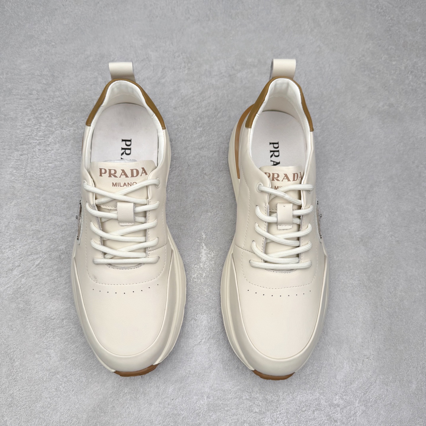 图片[2]-PRADA 普拉达男鞋厚底徽标低帮休闲鞋运动板鞋系列 广东大厂品质 专柜同步 大气个性更潮更抢眼更追求档次，它将颠覆旧念，与您共度时尚潮人必备! 面料采用原版进口小牛皮 牛皮内里垫脚 橡胶发泡大底 轻便防滑耐磨 脚感舒适 款式耐看做工精细 配以简洁利落的鞋楦 彰显男人的果敢和硬朗 尺码：39 40 41 42 43 44 比运动鞋偏大一码-选品中心