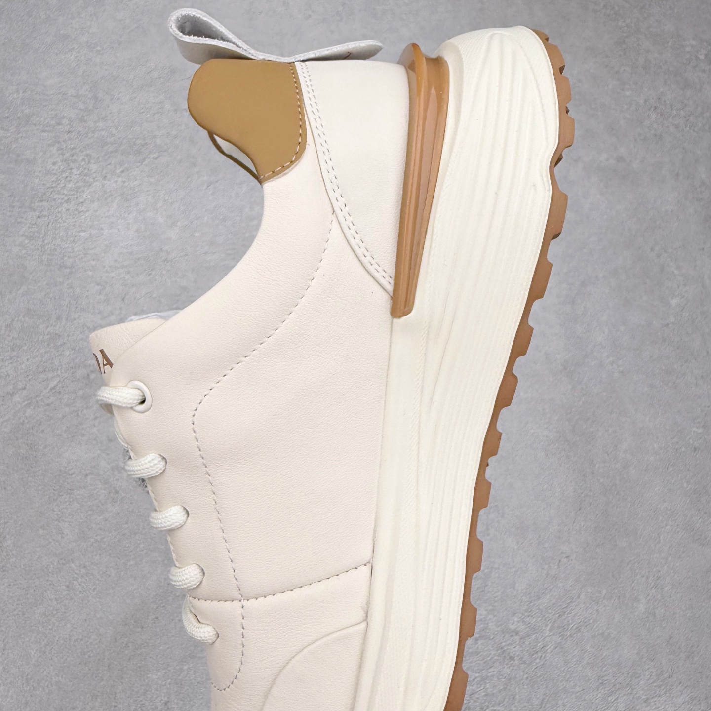 图片[7]-PRADA 普拉达男鞋厚底徽标低帮休闲鞋运动板鞋系列 广东大厂品质 专柜同步 大气个性更潮更抢眼更追求档次，它将颠覆旧念，与您共度时尚潮人必备! 面料采用原版进口小牛皮 牛皮内里垫脚 橡胶发泡大底 轻便防滑耐磨 脚感舒适 款式耐看做工精细 配以简洁利落的鞋楦 彰显男人的果敢和硬朗 尺码：39 40 41 42 43 44 比运动鞋偏大一码-选品中心